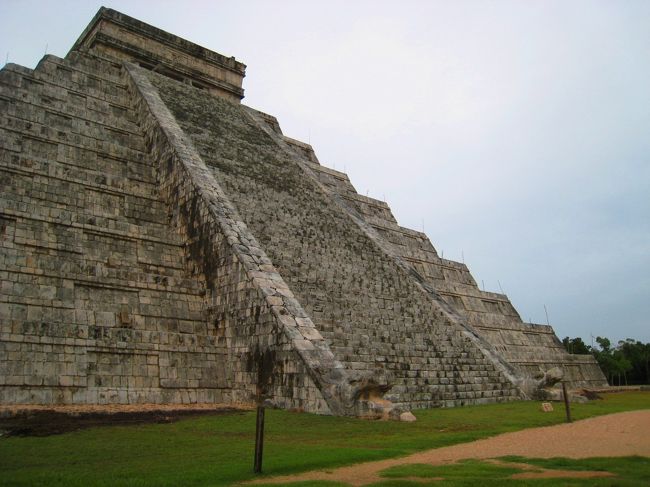 2012年8月3日〜2012年8月11日の9日間、父・母（私）・中学生の娘の3人でメキシコを旅行しました。<br /><br />メキシコ6日目は遺跡めぐりの最終日。世界で、ククルカンが降臨する神殿と言えば、ここしかない世界遺産“チチェン・イツァー”を訪れました。<br /><br />出発前に、英語や日本語の現地ツアーについて色々と調べましたが、どのツアーも遺跡滞在時間が昼食時間を含めて長くても5時間までで、遺跡を1日散策してじっくり堪能したいという私たちの要望を満たすツアーは見つかりませんでした。<br />そして、最終的に私たちの要求に一番適しているのは、個人でADOバスを使って遺跡に行くことであると云う結論に至りました。<br /><br />≪家族3人、メリダ発のローカルバス（ADOバス）始発でチチェンへ行こう計画≫<br />6：30　始発のADOバスでメリダから　チチェン・イツァー遺跡へ<br />8：30　チチェン・イツァー遺跡到着　スーツケース等の旅行の大荷物は、荷物預かり所へ。<br />16：00　荷物を受け取り、バス停へ<br />16：30　 ADOバスでカンクンへ<br />必要経費<br />メリダ―チチェン・イツァー（ADOバス一等）：114ペソ、チチェン・イツァー―カンクン（ADOバス一等）：192ペソ、遺跡入場料+税金：177ペソ<br /><br />上記のプランならば、必要経費も現地ツアーよりもかなり安価で、それでいて、遺跡に一日中居たいという私たちの要求を満たす旅程となります。<br /><br />「路線バスは危険ではないの？」「そんなに早く遺跡に行って、時間が余るのではない？」<br />私の立てた計画を聞いた家族からは、こんな心配の声が聞こえましたが、そんな心配は一切無用。<br /><br />ADOの一等バスは、メリダを出発してから遺跡までは、どこにも停車しないので、強盗等の危険は一切ありませんでした。<br />そして遺跡では、朝一の人気の少ない敷地内をゆっくり歩き、じっくりと人気の少ない遺跡を堪能することができました。この時間は結構贅沢な時間でした。<br /><br />また、遺跡に行って分かったことですが、多くのツアー客がチチェン・イツァーを訪れる11：00〜12：00頃は、遺跡のチケットブースは入場チケットを求める多くの観光客で長蛇の列で、遺跡ゲートも大混雑。メリダを1本遅い9：00発のバスで出発していたら、遺跡の入口でこの混雑に巻き込まれ、確実に30分はロスしていたと思います。<br /><br />そして、今回、朝一で行ってよかったと実感した出来事がもう一つありました。<br />それは、フラカーン（台風）の到来。<br /><br />折しも、私たちが訪れたこの日はカンクンの沖をフラカーンが通過していた為、チチェン・イツァーのある地域はその余波を受け、11：30位から1時間半ほど雨が風と共に吹き荒れ、雷鳴が鳴り轟くという荒天となってしまったのです。<br />雨が降りだした時間帯、私たちはちょうど遺跡の真ん中付近に居ました。雲の状態から、雨がしばらくは続きそうと判断し、傘を差しながら遺跡ゲートの屋根のある場所まで戻りましたが、それでも、ズボンの膝から下やT-シャツの袖はかなりビショビショ。<br /><br />時間もお昼頃だったので、遺跡見学はいったん中断して、レストランで服の乾燥と休憩を兼ねた昼食タイムとし、雨が上がるのを待ち、雨上がりに遺跡見学を再開しました。<br />（遺跡にはその日のチケットを持っていれば、何回でも出入りは自由。再入場はバーコード管理のゲートではなく、その隣のチェーンの張ってある場所からになるので再入場をする方はチケットを無くさぬよう注意！）<br /><br />もし、この日に路線バス利用ではなくツアー等に参加していて遺跡での自由時間が5時間程度しかなかったならば、暴風雨の中を濡れ鼠になりながらも見学を続けなければならなかったのだと思います。<br /><br />これから、雨季の時期のメキシコの旅を計画されている方、夕方のスコールだけではなくフラカーン情報にも十分ご注意ください。<br /><br />今回はメキシコ6日目、台風の余波を受けながらも心行くまで楽しんだチチェン・イツァーについてご紹介します。<br /><br />旅程<br />・8/3　成田-ダラス-メキシコシティ (American）ソカロ巡り<br />・8/4　テオティワカン・国立人類学博物館<br />・8/5　ソカロ巡り-メリダへ（飛行機）<br />・8/6　クサマ・セノーテ<br />・8/7　ウシュマル・カバー遺跡<br />☆8/8　チチェン・イツァ遺跡-（ADOバス）-カンクン<br />・8/9　イスラ・コントイ（コントイ島）<br />・8/10　カンクン-ダラス-成田（8/11）<br /><br />☆2012年〜家族と愉しむメキシコ♪セノーテ・遺跡・無人島…★<br />メキシコシティ遺跡三昧：http://4travel.jp/travelogue/10696246<br />セノーテで水遊び：http://4travel.jp/travelogue/10696593<br />壁一面のチャーク神：http://4travel.jp/travelogue/10698028<br />路線バスでククルカン！：http://4travel.jp/travelogue/10699258<br />カリブの無人島でシエスタ：http://4travel.jp/travelogue/10699881 <br /><br />☆★☆続・母さんの一人旅〜メキシコ編・旅行記〜2015年末旅☆★☆<br />・デカ頭に会いに・ラベンタ遺跡 http://4travel.jp/travelogue/11091613<br />1 