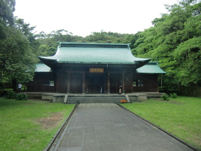 桃園神社（現、桃園忠烈祠）を訪ねました。<br />ここは日本統治時代の1938年、昭和13年に落成したそうです。<br />戦後、桃園忠烈祠と改称しました。1972年に日本と台湾の国交が断絶した時に、各地の日本統治時代の建造物が破壊されましたが、この桃園神社は地元住民の反対などもあり保存されました。その後、修復も行われ創建当時の社殿が台湾で唯一残っている神社です。
