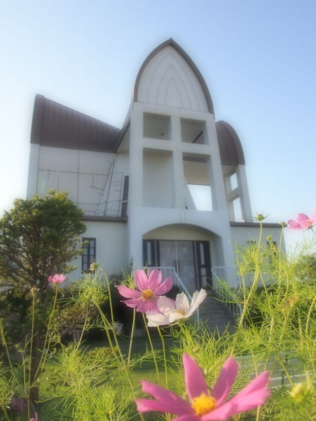 4泊5日で函館旅行を楽しんできました。<br /><br />函館山の夜景鑑賞まで時間があったため、宿泊先近辺をサクッと散策。<br /><br />ガイドブックでは内部見学不可と記載されていた函館聖ヨハネ教会。<br /><br />運良く？扉が開放されており、内部を見学することが出来ました。<br /><br />教会敷地内の風景は、たいへんメルヘンちっくで、内部見学を終えた後、再び見入ってしまう程でありました。