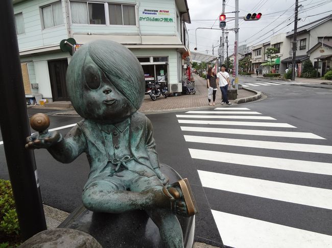 何度も雨にストップをかけられながらも<br />何とか山ドライブを無事に終えた私達。<br />この後は松江のホテルにチェックイン<br />近くの宍道湖で夕日を見る予定でしたが<br /><br />このお天気じゃ<br />夕日は無理よね～(^o^;)<br /><br />しかも<br />雨が降ると<br />１か所ずつの滞在時間も短くなるから<br />予定より少し早めに下山してきたし・・・・・・<br /><br />そう遠くもなさそうだから<br />鬼太郎見にいっちゃう(^o^)?<br /><br />ということで<br />予定外でしたが水木しげるロードへ行ってみました♪<br /><br />予想外に<br />面白かったです(^o^)