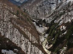 青森/春-8　城ヶ倉大橋、八甲田山系を越えて ☆残雪の渓谷と雪壁のみち