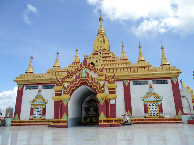 タイのラノーンからボートで移動。ゆっくり街歩きができました。写真はコートーンのアーナンダー寺院だそうです。