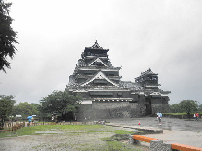 二日目は熊本城へ。<br /><br />雨はまだ止みません。