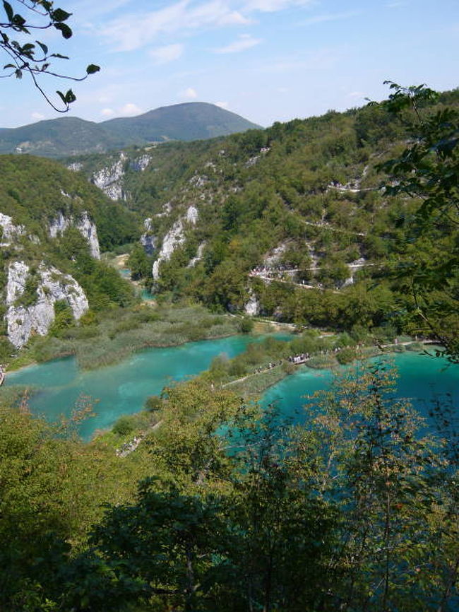 2012年の盆休みにスイスに次いで憧れの国となった、<br />クロアチアを旅行してきました。<br /><br />８月のクロアチアはとても日差しがきつく暑かったですが、<br />たくさんの素晴らしい景色に出会え、<br />とても満足して帰ってくることができました。<br /><br />クロアチアの面積は九州ほどらしいですが、<br />鉄道が全土に渡って発達していないようで、<br />また、縦に結構長いため、レンタカーで旅することにしました。<br /><br />ニュージーランドと米国フロリダを<br />レンタカーでドライブした経験がありますが、<br />ヨーロッパは初めてで、ドキドキのレンタカー旅となりました。<br /><br />なんと往きの飛行機で、<br />突然デジタル一眼が動かなくなってしまいました。<br />（帰国後の修理で、シャッターチャージユニットが<br />壊れていることが判明し、交換となりました）<br /><br />そこでセカンドに持って行ったバッテリー１個のコンデジで、<br />枚数制限を意識しつつなんとか撮影し、<br />以下の３つの旅行記を作成しました。<br /><br />（その１）ドブロヴニクからザグレブまで縦断の旅<br />http://4travel.jp/traveler/happyatpethotel/album/10700454/<br /><br />（その２）城壁都市ドブロヴニクの散策<br />http://4travel.jp/traveler/happyatpethotel/album/10700560/<br /><br />（その３）プリトヴィッツェ湖群国立公園の散策<br /><br /><br />旅行スケジュールを以下に示します。<br /><br />8/12（日）<br />関空6:55発→（JAL JL 172便）→羽田8:00着→（リムジンバス）→成田着<br />成田11:55発→（エールフランス　AF 275便）→パリＣＤＧ17:15着<br />パリＣＤＧ19:30発→（ブリット航空　AF 1460便）→ザグレブ21:30着<br /><br />バスでザグレブ市内へ（30クーナ）。<br />ホテルArcotel Allegra Zagrebで1泊。<br /><br />8/13（月）<br />バスでザグレブ空港へ。<br />ザグレブ空港14;20発→（クロアチア航空　OU 662便）→<br />ドブロヴニク空港15:15着<br />レンタカーでドブロヴニクへ。ホテルExcelsiorで２泊。<br /><br />8/15（水）<br />レンタカーでスプリットへ。ホテルLuxeで１泊。<br /><br />8/16（木）<br />レンタカーでトロギールを経由してプリトヴィッツェへ。<br />プリトヴィッツェ国立公園内ホテルJezeroで２泊。<br /><br />8/18（土）<br />レンタカーでザグレブへ。ホテルSheraton Zagrebで1泊。<br /><br />8/19（日）<br />早朝タクシーでザグレブ空港へ（220クーナ）。<br /><br />ザグレブ7:05発→（ブリット航空　AF 1461便）→パリＣＤＧ9:10着<br />パリＣＤＧ13;50発→（エールフランス　AF 292便）→<br />8/20（月）8:25関空着。<br /><br /><br />今回の旅行計画で参考にさせて頂いたサイトを以下に示しておきます。<br /><br />１．旅行情報一般<br />（１）クロアチア観光局<br />観光情報入手依頼のメールをして、<br />写真がふんだんに入った綺麗で豪華な<br />クロアチア文化遺産のパンフレット本と<br />道路マップを無料で頂きました。<br />http://croatia.hr/ja-JP/Homepage<br /><br />姉妹サイトもあります。<br />http://croatia.jp/<br /><br />（２）クロアチアドリーム<br />クロアチア在住の写真家 大桑千花さんのサイトです。<br />たくさんの貴重な情報が掲載されています（掲示板あり）。<br />http://52croatia.wordpress.com/<br /><br />（３）クロアチア生活情報<br />ザグレブでアパートメントホテルを経営されている方のサイトです。<br />以下の旅行便利情報コーナーを主に読ませていただきました。<br />http://livingincroatia.web.fc2.com/travel.htm<br /><br />２．レンタカー<br />（１）ミシュランルートマップ(ViaMichelin Maps and Routes)<br />移動ルートとその距離・時間の事前検討に役立ちました。<br />ミシュラン推奨や観光ルートなど選択ができます。<br />http://www.viamichelin.com/<br /><br />（２）クロアチアの道路標識<br />結果的に向こうで標識で戸惑うことはなかったのですが、<br />日本の標識との違いを確認しておけました。<br />http://www.about-croatia.com/international-road-signs/signs4.php<br />