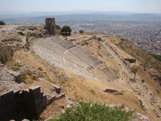 セルチュクを出発、イズミルを経由してヘレニズムを代表するペルガモン王国の遺跡の街ベルガマへやってきました。スケール感のある遺跡だけでなく、いかにもトルコの地方都市と言った素朴な風情の街歩きも中々に面白かったです。