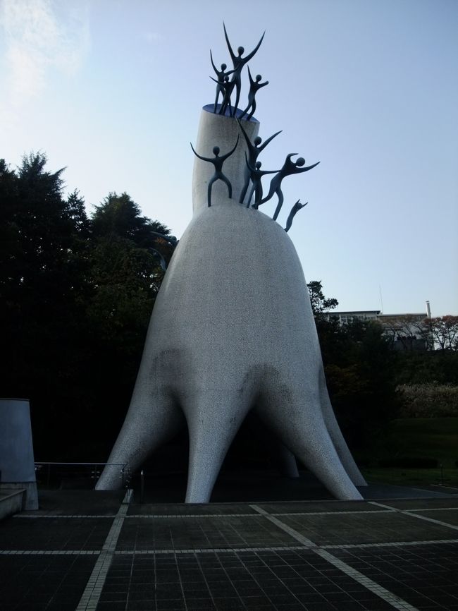 紅葉も始まり秋深まった生田緑地と芸術の秋に相応しく川崎市岡本太郎美術館をめぐりました。<br />秋を満喫し、充実した一日となりましたよ。ただちょっと残念だったのは、<br />藤子・F・不二雄ミュージアムにも行きたかったのですが、ここは事前にチケット購入が必要とのことで<br />入場できませんでした。また次の機会に。<br />