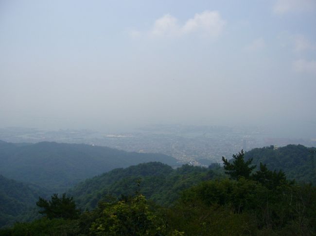 【さだコン追っかけツアー】 in 神戸の２日目は、<br /><br />六甲山を散策します。<br /><br /><br />前日から、神戸は、最高気温35度の猛暑。<br /><br />六甲山なら、さぞや涼しかろ～と思いきや、山頂でも30度。<br /><br /><br />渡る風は、少し涼やかなものの、やっぱり暑かった。<br /><br />だからか、週末なのに、観光客も思ったほど多くなくてちょっと意外。<br />