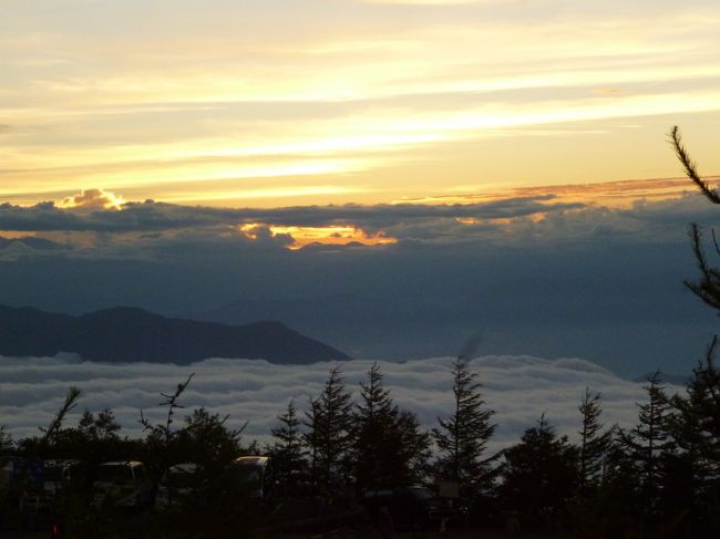昨年に引き続き今年も富士山に登りました。<br />お供は娘夫婦の（助さん・角さん）です。<br />富士スバルラインマイカー規制解除後の16日夕方5合目駐車場に入り車中泊して17日早朝から登る日帰りです。<br />8合目までは順調でした　が　雷の音が鳴り出しました。<br />しかも、少しづつ近づいているような感じもします。<br />果たしてこのまま登って良いのだろうか？下山したほうが良いのではと思い巡らしました。