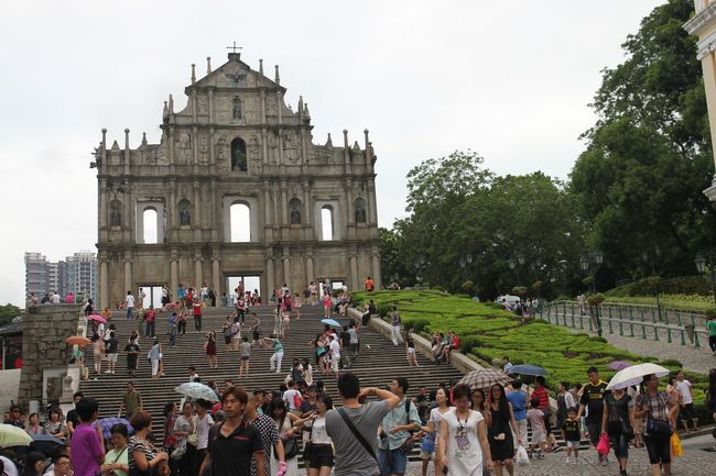 四日目　８月１２日<br /><br />今日はマカオに行くことに。今回の旅では恒例となった朝寝坊をして、近くの食堂で牛肉麺のブランチ。<br /><br />MTR尖沙咀から上環へ。そして標識に従って、フェリー乗り場へ向かいます。チケット売り場がわからず、案内所で聞いてみると、その案内所でチケットが購入できるとのこと。HK$220。チケットには、HK$163と記載されており、ぼられたか！とも思いましたが、一般の自販機で購入できるチケットは遅い時間のもののみで、すぐに出発するフェリーは価格が高くいのだろうと好意的に解釈。<br /><br />フェリー出航は12：30ですが、既に時刻は12：20。急いで出国を済ませ、搭乗します。<br />