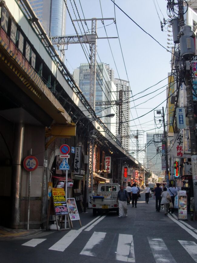 江戸期末期まで、江戸市内に存在した武家地、及び、寺社地に町名なるものは存在しなかった。<br />即ち、町名とは町人庶民居住地識別の為に必要存在するものであり、それ故、武家地や寺社地に対し、別に町名など必要ともしなかったからである。<br /><br />明治２年（１８６９年）当時に、市内に９８２町存在したとされるが、江戸全体との割合は約１５％で、寺社地が約１５％、残りは約７０％は全部武家地であり、要するに当時の東京市内約８５％には町名が存在しなかった。<br /><br />然るに、明治維新直前に幕府は全大名の参勤交代制を廃止した事が原因で、全国諸藩は江戸上中下武家屋敷など最早無用の存在と化していたが、明治政府は、明治４年（１８７１年）８月２９日附で廃藩置県を断行した事で、原則として在京藩邸跡地は公収され国有地に編入された。<br />他方、該地に対し最寄至近町に編入処置が講じられたが、該地が余りに広大な所は、半ば強引にして独自の町名が命名された。<br />即ち、該例代表的存在として、現在の千代田区紀尾井町（きおいちょう）（紀伊藩徳川家、尾張藩徳川家、彦根藩井伊家）は最たる存在である。<br /><br />藩邸跡地たる現在の千代田区丸ノ内から霞ヶ関にかけて、司法省関係官庁、及び、後の 帝國陸軍第１師団となる東京鎮台が設置されたが、該鎮台が明治２０年（１８８７年）に麻布区六本木に移転後は広大な空地化していた。<br /><br /><br />内務省は、明治１１年（１８７８年）１１月２日附を以って、郡区町村編成法（ぐんくちょうそん へんせいほう）を施行し、東京市下に、麹町區、神田區（現 千代田区）、日本橋區、京橋區（現 中央区）、芝區、麻布區、赤坂區（現 港区）、四谷區、牛込區（新宿区）、小石川區、本郷區（現 文京区）、下谷區、浅草區（現 台東区）、本所區、深川區（現 墨田区）の１５区が設置された。<br />戦後、東京都政の下に区の統廃合を実施し、別名カッコ内区名に変更存続の結果、旧区名は消滅したが、現行行政関連施設として、概ね、警察署名、消防署名、及び、郵便本局名に、該痕跡名称が残存する。<br /><br /><br />今日に於ける首都東京の街並み形成の嚆矢は、第８代東京府知事 芳川顕正（よしかわ あきまさ）（天保１３年（１８４２年）１月２１日～大正９年（１９２０年）１月１０日）（明治１５年（１８８２年）７月１９日～明治１８年（１８８５年）６月１３日在任）が、旧態然たる東京を近代国家首都に相応しい街並みに改変すべく、鉄道、道路、河川、橋梁、市場、公園、上下水道、火葬場、共同墓地、等々設置を近代的都市基盤事業として立案し、市区改正事業に着手した事が発端である。<br />即ち、我が国は、内閣制度導入と国会開設を目前に控え、丸ノ内地区他に点在している官庁を、霞ヶ関、及び、日比谷地区に移転集約させる案で、此の為に、東京府土木課工事課長 原口 要（はらぐち かなめ）（嘉永４年（１８５１年）５月２５日～昭和２年（１９２７年）１月２３日）に該担当研究を一任させた。<br />原口は、明治８年（１８７５年）に渡米し、創立当初のトロイ大学（ＴＲＯＹ ＵＮＩＶＥＲＳＩＴＹ）で土木工学を専攻する傍ら、自ら志願して１年半に亘りペンシルヴァニア鐵道建設工事に従事し、特に、フィラデルフィア市街高架線建設工事で、該地区で採用された鋼鐡製連続橋桁橋梁構造の長短を熟知する機会を得ており、帰路、独逸の首都ベルリン高架線を見学研究した実績を有する人物だった。<br />原口は、明治１３年（１８８０年）に帰国し、芳川の下で市区改正事業考査を担当する事になった。<br /><br />市区改正審査委員会が明治１８年（１８８５年）１２月に創設設置され、委員長に 内務大臣 山縣有朋（やまがた ありとも）（天保９年（１８３８年）６月１４日～大正１１年（１９２２年）２月１日）（明治１８年（１８８５年）１２月２２日～明治２３年（１８９０年）５月１１日在任）を据え、芳川をはじめ、井上 勝（いのうえ まさる）（天保１４年（１８４３年）８月２５日～明治４３年（１９１０年）８月２日）鐵道局長官、樺山資紀（かばやま すけゆき）（天保８年（１８３７年）１２月９日～大正１１年（１９２２年）２月８日）警視総監、及び、三島通庸(みしま つねみち）（天保６年（１８３５年）６月２６日～明治２１年（１８８８年）１０月２３日）内務省土木局長が委員に就任した。<br />原口は、該委員会に於いて高架線設置の原則意義を教示説明させられたが、委員の中で鉄道に精通している筈の井上ですら、留学先のロンドンで高架線の実態を殆ど実見しておらず、故に他の委員は高架線に関する概念など絶無に均しく、樺山に至っては、鉄道線路を高架なる物にすれば、祭礼時に於ける神輿通過障害が発生する、云々、等々の無智低次な珍問を成し、説明役の原口は肥前島原藩出身で、該藩は戊辰戦争の際は朝廷側だったとは申せ、無智単純でも出世栄達可能な薩長藩閥連中に対し、隔靴掻痒たる心情を抱いていたに相違無い。<br />然るに、此の委員中で該効果を逸早く理解したのは三島だったと思われる。<br />三島は、初代山形縣令在任中に福島米澤間栗子街道や仙台山形間関山街道を開通整備させ、栃木縣令在任中は那須疎水設置の実績を有した人物故に、近代交通に於ける土木構築設置に対する地域活性経済効果が大なる事を深く理解しており、原口に対する質問事項も的確を極め、高架線設置に対し該案を積極的に全面支持していた。<br />議論は喧々囂々堂々巡りの反復状態だったが、明治２２年（１８８９年）５月に高架線設置に関し、委員会は原口案一任する事に最終決定した。<br />然し、原口案を全面支持し善き理解者だった三島が該決定直前に急逝した事は、原口にとって何より痛恨の極みだったものと推察される。<br /><br /><br />他方、官庁集中計画推進筆頭は、当時の外務卿 井上 馨（いのうえ かおる）（天保６年（１８３６年）１月１６日～大正４年（１９１５年）９月１日）である。<br />井上は、英国人建築家 ジョサイア・コンドル（Ｊｏｓｉａｈ ＣＡＮＤＥＲ）（１８５２年（嘉永４年）９月２８日～１９２０年（大正９年）６月２１日）に該計画案を盛込んだ見積りをさせた。<br />然るに、コンドルは、格子型街路に官庁を並立させた、古典的、且つ、平凡極まりない原案だった事から、井上が期待していた、近代的バロック風威風堂々とした想定案とは余りに掛離れていた為に、井上を失望させ該提案は却下された。<br />井上は、独逸から都市計画立案の専門家を招致させる事に決定し、ヤーメス・ホープレヒト（Ｊａｍｅｓ ＨＯＢＲＥＣＨＴ）（１８２５年（文政８年）１２月３１日～１９０２年（明治３５年）９月８日）、ヘルマン・エンデ（Ｈｅｒｍａｎｎ ＥＮＤＥ）（１８３２年（天保３年）３月４日～１９０７年（明治４０年）８月１０日）、及び、ヴィルヘルム・ベックマン（Ｗｉｌｈｅｌｍ ＢＯＣＫＭＡＮＮ）（１８３２年（天保３年）１月２９日～１９０２年（明治３５年）１０月２２日）３名は明治１９年（１８８６年）に訪日し、井上は直ちに該計画を検討させた。<br />特に、ホープレヒトは、ホープレヒト・プラン（ＨＯＢＲＥＣＨＴ ＰＬＡＮ）と称する、ベルリン都市計画推進中枢担当の第一人者である。<br />ホープレヒトは、東京市内に分散していた官庁施設を霞ヶ関に集中させ、隣接する日比谷は自然を生かした近代的西欧風公園を設置し、更に、新橋-上野間に連絡鉄道線を建設し、該中間部に首都に相応しい中央停車場設置を骨子とする計画案を提示した。<br /><br />独逸からヘルマン・ルムシュッテル（Ｈｅｒｍａｎｎ ＲＵＭＳＣＨＵＴＴＥＬ）（１８４４年（天保１５年）１１月２１日～１９１８年（大正７年）９月２２日）が来日したのは明治２０年（１８８７年）１１月である。<br />ルムシュッテルは、プロイセン國有鐵道機械監督職として１８８４年（明治１７年）まで在勤したが、当時の独逸帝國は特別管理職者に対し開発途上国に派遣指導する政府制度が存在した。<br /><br />ルムシュッテル等々の独逸人技師達来日に至る経緯として、当時の駐独日本公使 青木周蔵（あおき しゅうぞう）（天保１５年（１８４４年）３月３日～大正３年（１９１４年）２月１６日）に依る独逸政府への要請斡旋仲介が存在したものと推定される。<br /><br />青木は、長州萩藩出身で、明治元年（１８６８年）に、当時の藩主 毛利敬親（もうり よしちか）（文政２年（１８１９年）３月５日～明治４年（１８７１年）５月１７日）から独プロイセン王国（ＫＯＮＩＧＲＥＩＣＨ ＰＲＥＵＳＳＥＮ）に留学が命ぜられ、青木は渡独後、医学、化学、軍事学、法学、経済学、外交学、等々を学んだ。<br />青木が留学当時の独逸国内は王公國が群雄割拠する状態だったが、プロイセンが筆頭格になり次第に勢力を強め、スペイン王位継承問題に端を発したエムス電報事件（ＥＭＳ Ｄｉｓｐｋｔ）の結果、フランスとの間に対立が深まり、遂に、普仏戦争（ふふつ せんそう）（１８７０年（明治３年）７月９日～１８７１年（明治４年）５月１０日）が勃発し、該戦争はプロイセンが勝利しフランスは敗北に期した。<br />明治４年（１８７１年）１月１８日に国内統一を果たされた事で、プロイセン國王ヴィルヘルム-Ⅰ世（ＷＩＬＨＥＬＭ-Ⅰ）（１７９４年（寛政９年）３月２２日～１８８８年（明治２１年）３月９日）は講和条約締結の為にフランスの首都パリに乗込み、ヴェルサイユ宮殿に於いて独逸帝國成立を宣言し、初代独逸帝國皇帝（ＫＡＩＳＥＲ）に即位した。<br />國王ヴィルヘルム-Ⅰ世時世から配下で采配を振るっていたのが、鉄血宰相とも称された オットー・フォン・ビスマルク（Ｏｔｔｏ ｖｏｎ ＢＩＳＭＡＲＫ）（１８１５年（文化１２年）４月１日～１８９８年（明治３１年）７月３０日）である。<br />即ち、独逸帝國は我が国と相前後して国内統一を成立させた新興国家であり、ビスマルクは主潜在仮想敵国たるフランスとの有事の際に備えるべく、軍事重視の為に重化学工業重点主義政策を導入していた時代に青木が渡独し、青木は正に新興国家独逸帝國隆盛期を目の当たりに見た。<br />青木は帰国後、明治６年（１８７３年）に外務省入省後、翌明治７年（１８７４年）８月１７日附で駐独弁理公使を拝命して首都ベルリンに赴任し、同年９月１３日附で特命全権公使に昇格後、明治３０年（１８９７年）に至るまで、計４回、駐独特命公使を拝命した、当時の我が国に於ける独逸通筆頭外交官だった。<br />ビスマルクは人一倍猜疑心が強く、容易に他人を信用しない意固地な性格だったと伝えられているが、青木公使との関係は極めて良好で、青木は当時の在独日本人としてビスマルクから最も信頼されていた事は、現存する当時の独逸政府の記録文書を閲覧しても明確である。<br /><br />ルムシュッテルは、来日後、九州鐵道會社から技師として招聘され、明治２３年（１８９０年）から明治２７年（１８９４年）まで該社技師長として主要幹線建設に貢献する傍ら、逓信省鐵道作業局はルムシュテットを枢密院特命建設技監に推挙し、新橋-上野間連絡線設置構想に対し、計画段階から参加助言を求めていた。<br /><br />ルムシュッテルは、該区間建設に対し、<br />Ⅰ）全区間高架線構造とする。<br />Ⅱ）長距離列車、及び、各駅停車列車運転を完全分離させ複々線構造とする。<br />とした骨子を構想案として策定提言している。<br /><br />即ち、ルムシュッテルは、該区間に対し高架式構造を提言した理由として、既に当時の東京市内道路は交通量が多く、既に、明治１５年（１８８２年）６月２５日に東京馬車鐵道が新橋-日本橋間を開通させていた事から、将来に於いて該市内に、馬車式、若しくは、電気式路面鉄道設置時に、平面式構造では双方に対し交通障害が発生するのは必須と解していた事と、更に、東京市内は地下水位が高く、且つ、当時の我が国に於ける未熟な土木技術では地下式構造構築など論外であり、当然の如く高架線構造に落ち着いたと見るべきであろう。<br />また、後に東京驛となる中央停車場設置に就いて、該停車場を頭端様式では無く通過様式として新橋-上野間連絡鉄道線の中間駅として設定した。<br /><br /><br />第３代第Ⅰ次山縣有朋（やまがた ありとも）（天保９年（１８３８年）６月１４日～大正１１年（１９２２年）２月１日）内閣（明治２２年（１８８９年）１２月２４日～明治２４年（１８９１年）５月６日組閣）の内務大臣 西郷従道（さいごう つぐみち）（天保１４年（１８４３年）６月１日～明治３５年（１９０２年）７月１８日）（明治２３年（１８９０年）５月１１日～明治２４年（１８９１年）５月６日在任）は、鐵道庁長官 井上 勝（いのうえ まさる）（天保１４年（１８４３年）８月２６日～明治４３年（１９１０年）８月２日）に対し、明治２３年（１８９０年）９月１７日附文書 市街線建設ニ関スル訓令 を交付した。<br />即ち、該内容は、<br />Ⅰ）麹町区永楽町付近に中央停車場建設設置。<br />Ⅱ）新橋から上野に至る新設高架式鐵道建設。<br />Ⅲ）中央停車場以南区間は東海道線延長区間として官設鐵道とする。<br />該停車場以北から上野に至る区間は日本鐵道會社が建設するが、該社財政支出困難時は秋葉原を境界として、該以南は政府が代理設置工事を施工。<br /><br />此れを受け、ルムシュテットは、鐵道庁技師 仙石 貢（せんごく みつぎ）（安政４年（１８５７年）７月２２日～昭和６年（１９３１年）１０月３０日）と共に現地測量調査を実施した。<br /><br /><br />明治１４年（１８８１年）８月１日に日本鐵道會社（にほん てつどう かいしゃ）が創設され、政府は同年１１月１１日附で該社に対し特許路線條約書を交付し、該社では此れを基に鉄道建設工事を開始し、明治１６年（１８８３年）７月２８日に、上野（うえの）-熊谷（くまがや）間を開通させた。<br />該社は、路線延長を重ね、明治２３年（１８９０年）１１月１日に、上野-秋葉原（あきばのがはら）間に貨物専用線を開通させた事で、官民共に、新橋-秋葉原間の鉄道線連結構想が発生するのは、官民共に必然的自然の成り行きと言うべきであった。<br /><br /><br />然るに、日清戦争（にっしん せんそう）（明治２７年（１８９４年）７月２５日～明治２８年（１８９５年）１１月３０日）勃発に伴い、該計画は中断を余儀無くされる。<br /><br /><br />内務省は明治２８年（１８９５年）９月の第９回帝國議会に対し７ヶ年継続事業として建設予算請求を行い３５０万円の支出承認を受け、芝区新銭座町（しんぜにざちょう）-麹町区永楽町（えいらくちょう）高架線設置計画の一環として、翌明治２９年（１８９６年）４月２８日に、新橋駅構内に、新永間建設工事事務所（しんえいかん けんせつこうじじむしょ）が設置された。<br />因みに、芝区新銭座町とは現在の東京都港区東新橋１丁目、麹町区永楽町とは現在の東京都千代田区丸ノ内１丁目である。<br />然し、永楽町-秋葉原間建設分に対しては、日本鐵道會社が独自に資金調達を達成し建設するか、該社の委託に拠り、逓信省鐵道作業局が代理建設するかに就いて、結論が出ぬまま該社が二の足を踏み、該区間建設は自然消滅する形で中断した。<br />然も、懸念した通り、明治４３年（１９１０年）９月１５日に有楽町-呉服橋間開通が要因で、該地域一帯地価は大暴騰し、特に、神田-秋葉原間土地収用に就いては、東京市神田区一帯に於ける該鉄道建設反対運動は東京市議会をも巻込み激化した為に、一時は工事着工すら絶望視する声すらされたが、用地収用は大正１１年（１９２２年）迄に概ね完了した。<br /><br /><br />ルムシュッテルは、雇用契約満了に拠り独逸に帰国するが、帰国前に該工事遂行の為に絶対必要不可欠とし推挙した人物こそ、ベルリン市街高架線設計主任技師だった フランツ・バルツァー（Ｆｒａｎｚ ＢＡＬＴＺＥＲ）（１８５７年（安政５年）５月２９日～１９２７年（昭和２年）９月１３日）である。<br /><br />バルツァーが逓信省工務局顧問として来日したのは明治３１年（１８９８年）２月である。<br /><br />現在の欧米各国主要鉄道駅は頭端式と称する現在の上野駅地上ホーム群様式が主流である。<br />然るに、頭端式は路線延長の際に根本的改築を伴わない限り反転するスイッチバック形態以外、直進様式設置は不可能に近く、鐵道作業局では品川驛、横浜驛、及び、馬場驛（現 膳所駅）に於いて、常に、機関車付替を伴う方向転換を要する事から、滞貨輸送障害に苦い体験を有していた。<br /><br />ベルリン市街線鉄道は、ベルリン都市鉄道とも称し、Ｓバーン（Ｓ-Ｂａｈｎ）を代表する環状線構造だった事から、各路線間に於ける直通運転が可能になっていたが、此れは、バルツァー指導の下で設置工事が施行された為である。<br />当時の欧州に於いて、ロンドン、及び、パリ等々首都に高架線は部分的に存在したが、然し、該存在は飽くまで終端部分の連結結合部に限定され、市内数キロに亘り縦貫する高架橋設置は独逸首都ベルリン以外に存在しなかった。<br />即ち、ベルリン市内に分散していた各鉄道終端駅を連結させる為に、プロイセン國有鐵道はバルツァーの設計指導の下、１８８２年（明治１５年）にシャロッテンブルク（ＣＨＡＲＬＯＴＴＥＮＢＵＲＧ）-シュレージェン（ＳＣＨＬＥＳＩＥＮ）間１２．１ｋｍを総煉瓦造連続高架橋構造で建設した。<br />シャロッテンブルク-シュレージェン間連続高架橋は複々線構造で建設され、各複線毎に、Ｓ-Ｂａｈｎ（Ｓｔａｄｔｂａｈｎ）都市間線、及び、Ｕ-Ｂａｈｎ（Ｕｎｔｅｒｇｒｕｎｄｂａｈｎ）短距離区間線に走行が分離されていた。<br />更に、ケルン、ニュールンベルク、及び、ブリュッセル各駅は、元来頭端式構造だったが、バルツァー指導下に拠り中間駅構造に大改造された。<br /><br /><br />該区間建設工事に先立ち、最初に手掛けたのは路線選定である。<br />計画案として、 <br />Ⅰ）新橋（汐留）停車場から分岐し銀座を斜め横断し有楽町を経て秋葉原に至る経路。<br />Ⅱ）新橋停車場手前中途より分岐し外濠淵を経由し秋葉原に至る経路。<br />の２案に絞られた。<br />バルツァ－は当初第Ⅰ案を支持していたが、該案は、新橋驛構内の抜本的改造を必要とし、更に、繁華街たる銀座中心地通過の為に、土地収用に困難を伴い建設費が莫大になるものと算定されたのに対し、第Ⅱ案は烏森から有楽町にかけて外濠土手石垣の撤去跡地が活用可能で、且つ、有楽町から永楽町にかけて国有地転用が可能な為に民有地収用が少件で済む事から第Ⅱ案に決定した。<br />次いで、建築様式検討に入ったが、<br />　Ⅰ）土盛石留築堤構造<br />　Ⅱ）連続橋桁構造<br />　Ⅲ）煉瓦造連続拱橋構造<br />の３点に絞られた。<br />此の為に、明治３２年（１８９９年）７月に該区間に対する地質調査が実施された。<br />因みに、明治期に於ける建造物設置の為の地質調査は我が国に於いて先例が無く、該調査不要論も少なからず存在したが、バルツァーは敢えて該調査を必要不可欠と解し実施させた。<br />現在の東京駅丸ノ内側を除く殆どの区間は江戸初期まで東京湾が大きく入る入江を形成し、当時神田駿河台付近に存在した神田山を切崩た土砂を活用した埋立地で、該調査の結果、外濠内幸町橋から内山下橋間は地下は沖積地層粘土質である事実が判明し、第Ⅰ案では数年後に大雨等々が要因として土盛内部の土砂が流失し、座屈波状化現象発生の危険性が指摘された為に該案は不採用となった。<br />バルツァーの所見に拠れば、該建設予定区間に沖積地層を中心とした軟弱地盤地帯が存在し、且つ、我が国が世界有数の地震発生国たる事実に鑑み、大地震発生時に於ける煉瓦アーチ橋に対する耐震性が未知数たる事を踏まえ、敢えて第Ⅱ案を推挙した。<br />然るに、当時の我が国では、鋼鐡材は未だ国産化されておらず全部輸入に頼らざるを得ない状況下に在り、更に、埼玉県深谷町に所在する日本煉瓦製造工場に於いて良質な国産建築用煉瓦が製造されている事実から、バルツァーも当初提案を撤回し第Ⅲ案が望ましいとして結局第Ⅲ案に落着した。<br /><br />因みに、明治３７年（１９０４年）４月５日に総武鐵道（Ⅰ）は本所（現 錦糸町）-両國橋（現 両国）間を延長完成させたが、該工事着工前に、逓信省鐵道作業局から該区間建設は、地上交通相互障害排除の観点から、地上線構造様式では無く高架線構造様式に依り建設要求された事から、該社では、煉瓦建築が高価で工期が長期間に亙る事を考慮し、連続上路プレート・ガーダー橋桁８３連構造を採択し、当時、東京市内に於ける高架式鉄道線第１号として注目を集めたが、当時の亀戸-両國橋間は東武鐵道列車が乗務員ごと直通乗入運転も実施しており、客貨列車を含め列車本数が少なくなかった事から、列車通過時の騒音が甚だしく、更に、当時の列車内便所は垂流し構造だった事から、地上へ不快な落下物の為に、洗濯物乾干も困難になる等々、該沿線住民にとって該区間開業は利用する機会も無く、単に迷惑苦痛以外何物でも無かった。<br />内閣鐵道院は、大正初期に次世代幹線用大型旅客用蒸気機関車１８９００型（Ｃ５１型）、及び、幹線用大型貨物用蒸気機関車９９００型（Ｄ５０型）導入計画案に基き、該区間橋梁橋台強化工事を施行したが、騒音軽減に対しては何等効果が無く、更に、大正１２年（１９２３年）９月１日に関東大震災が発生し、該所である、東京市本所区、即ち、現在の東京都墨田区は大火砕流群が原因で、該区内がほぼ全滅に瀕し被服廠跡地を筆頭とする焼死者数は東京市内に於ける最大発生地だったが、該大火の為に、該橋桁群は火災高熱を長時間受けた為に悉く変形状し再用不可能になり、殆どの橋桁交換を要する事態となり、鐵道省は該区間復旧工事に苦渋を味わさせられた。<br />該橋梁群は、鐵道省に拠る両國-平井間複々線化工事計画決定の一環として現行線に腹付複線が建設され、新路線移行後、老朽化した旧線を撤去し新複線を建設すべく昭和１４年（１９３９年）までに旧線橋桁を撤去した段階で、準戦時体制強化の影響で該複々線計画自体が中止となり、多数の橋脚橋台等々の構造物は撤去される事も無く、戦後改めて総武本線複々線化が決定し該工事支障の為に、昭和４２年（１９６７年）に完全撤去されるまで現地で無残な姿を晒存させていた。<br /><br />更に、東京市は該市区部への鉄道敷設は官民営を問わず、一部の貨物専用線を例外として、全て高架式構造建設を要求した為に、殆どの私鉄は資金面に於いて東京市区中心部への鉄道線新設は困難と認識し、遂には路線延長を断念を余儀無くされるに至ったが、代りに、山手線在駅を拠点起点駅とする地域培養線的性格が強まった。<br />中間停車場設置に就いては、明治３０年（１８９７年）７月１６日附に於ける線路設計説明書に拠れば、濱松町１箇所、日蔭町烏森町１箇所、及び、有楽町１箇所と現設駅の外輪が決定明記された。<br /><br /><br />該工事は全体を５工区に分け、<br />Ⅰ）金杉橋町-新銭座町間<br />Ⅱ）新銭座町-烏森町間<br />Ⅲ）烏森町-有楽町間 <br />Ⅳ）有楽町-鍛冶町間<br />Ⅴ）鍛冶町-銭瓶町間<br />の施工が決定し難工事が予想された第Ⅲ工区から着手した。<br /><br />該工事の為に、杉丸太１本１６ｍ様式が大量に準備されたが、該丸太は１本に対し対受重量３５ｔが可能と算定され、最終的に１９１４０本が使用され現地に打ち込まれた。<br />地表を６ｍ掘下げ該杉丸太材を打ち込んだが、当時はすべて手作業であり丸太１本で岩盤に到達せぬ事例も多く現場は苦労の連続だった。<br />基礎抗打後、１．５ｍ厚コンクリート打設をし、基礎煉瓦を高さ３．９ｍ積上げ、地上表面部分５．２ｍを積上げる工事が予定されていた。<br /><br />当時は現在の如き自動式ハンマー抗打機器類などは存在せず、已む無く人力抗打を実施しなければならず、１日１本、乃至は２本打込みが限度であり、天候不良時や日没時の為に完全打込みが困難な時は、作業を途中で中止した状態で放置すると、地下水の押上げ効果の為に、翌日は打込んだ抗木全体が浮出状態になるなど、作業には常に困難が付き纏っていた。<br />因みに、道路面から算出された架道橋底高頂は、天皇御召用馬車に随伴する供奉槍長の数値である。<br /><br />明治３３年（１９００年）７月に芝区金杉橋-中央停車場間工事着工が予定されていたが、開始直前に北清事変（ほくしん じへん）（同年６月２０日～明治３４年（１９０１年）９月７日）勃発の為に、該工事予算が該事変鎮定に補填流用され工事開始は延期したが、同年９月に改めて工事が開始され順調に進行しかに見えた。<br />然るに、日露間関係低下に伴う軍事予算流用の為に着工が一旦延期を余儀無くされたが、間も無く工事が再開されたものの、翌明治３４年（１９０１年）４月に二葉町橋高架橋以遠工事は一旦中断を余儀無くされた。<br />該区間工事再開は翌明治３５年（１９０２年）だったが、明治３７年（１９０４年）２月４日に日露戦争勃発の関係で該工事は再度全面的中止に追い込まれた。<br />此の様に、当時の我が国の置かれた複雑な社会情勢に伴う、該工事は、開始、延期、中止、再開の反復状態だった。<br /><br />この間、明治３６年（１９０３年）２月にバルツァーは独逸に帰国し、以後、工事進行は日本人技術者のみで実行された。<br />我が国政府はバルツァーの該功績に対し勲三等旭日瑞宝章を授与した。<br /><br />明治３８年（１９０５年）９月５日に該戦争が終結し、該工事は全面的に再開され、明治４０年（１９０７年）９月には銭瓶町付近以北以外の全高架橋群工事が竣工した。<br />煉瓦建造物構築で、建築用煉瓦は日本煉瓦製造製品が使用されたが、外観を装飾する化粧煉瓦は、品川白煉瓦、大阪窯業千葉工場、及び、長坂煉瓦製造製品が使用された。<br /><br /><br />同年４月に新永間建設事務所は市街線建設事務所（しがいせん けんせつじむしょ）に名称変更され事務所も京橋区木挽町に移転した。<br />即ち、該時点に於いて、高架線敷設工事は殆ど完成し、残るは、東京中央停車場設置工事に重点が置かれ、更に、御茶ノ水-萬世橋間高架工事追加決定が該名称変更の要因である。<br /><br /><br />該区間に於ける橋桁は英米独から輸入されたが、独逸製はハーコート（ＨＡＲＫＯＲＴ）社製が輸入使用された。<br />即ち、該社は、フリードリヒ・ハーコート（Ｆｒｉｅｄｒｉｃｈ ＨＡＲＫＯＲＴ）（１７９３年（寛政８年）２月２２日～１８８０年（明治１２年）３月６日）に拠り創設された鋼鉄部材製造供給企業で、デュッセルドルフ・デュイスブルク（ＤＵＩＳＢＵＲＧ）に本社が設置され、アーヘン製鐵組合（Ａａｃｈｅｎｅｒ Ｈｕｔｔｅｒｎａｋｔｉｅｖｅｉｎ）を組織筆頭となり隆盛した。<br />因みに、独逸側該製品発送担当最高責任者は帰国したルムシュッテルだった。<br />橋桁鋼材を輸入し、該材組立は東京石川島造船所、及び、神戸川崎造船所に於いて施工したが、橋桁底に床鋼板を追加した閉床式を採用した為に、列車内設置便所落下物を防止し、更に砕石を装填し有道床構造とした事で列車通過時に於ける騒音防止効果が発揮された。<br /><br /><br />基本設計が決定し、現在の東京駅丸ノ内駅本屋たる中央停車場建設工事開始は、翌明治４１年（１９０８年）３月２５日である。<br />当初案では、中央停車場設置予定地、即ち、現東京駅八重洲側地上部分に貨物取扱施設を設置する計画だった。<br />然るに、該取扱施設面積が狭隘で将来に於ける拡張余地が無に均しく、再検討した結果、初代新橋駅旅客扱廃止に伴い遊休施設が発生する事、及び、品川駅背後に拡がる東京湾埋立が決定していた事から、東海道方面貨物取扱は、新橋駅遊休地、及び、品川駅埋立地を活用させる事に変更し、該停車場八重洲川地上部分は、機関庫、及び、客車操車場として使用する事に決定した。<br /><br /><br />明治４２年（１９０９年）１２月１６日に、烏森-品川間、及び、日暮里-田端間に電車専用複線設置工事が竣工し、同日、烏森驛が開業した。<br />更に、翌明治４３年（１９１０年）６月２５日に有楽町驛、同年９月１５日には呉服橋驛まで開通した。<br />但し、烏森-有楽町間開通時は単線で、烏森-有楽町間が１閉塞扱で列車折返で使用されたが、呉服橋延長時に複線化された。<br />開通当時、該線は開通時から直流６００Ｖ複架線直吊架式で電化され電車は２本のポールを並立させて運行された。<br />該区間開通に拠り、東海道本線は呉服橋-神戸間とされ、東京駅開業まで、該線停車場最遠区間だった。<br /><br /><br />因みに、当初、高架線軌道設置は複々線構造ながら電車線のみ設置開通させ列車線軌道は未設置だったが、東京駅丸ノ内駅本屋開業直前たる、大正３年（１９１４年）２月から漸次設置工事が実施された。<br /><br /><br />当時は東京中央停車場設置工事が盛んに行われていた。<br /><br />東京中央停車場は 東京驛（とうきょうえき）と正式命名され大正３年（１９１４年）１２月１４日に竣工し、同月１８日に第１７代第Ⅱ次 大隈重信（おおくま しげのぶ）（天保９年（１８３８年）３月１１日～大正１１年（１９２２年）１月１０日）内閣（大正３年（１９１４年）４月１６日～大正５年（１９１６年）１０月９日組閣）以下を来賓として招待し盛大に開業式典が挙行され、同月２０日から正式営業開始した。<br />同時に、京濱間に都市間高速電車が運転される事になり、該新型電車はパンダグラフ集電式だった為に、東京驛開業直前に呉服橋-品川間架線は複架線直吊式から単線カテナリー吊架式に改造された。<br /><br /><br />大正１２年（１９２３年）９月１日に発生した関東大震災で、東京-濱松町間に於ける主要被災箇所は、<br />有楽町、新橋、濱松町各駅全焼。<br />有楽町-新橋間高架橋台傾斜。<br />有楽町-濱松町間道床沈下、及び、電線、及び、架線焼失。<br />永楽町変電所全焼。<br />の被害が発生したが、然して、緻密に建築された該高架橋群は震災に拠る直接的被害は発生せず、付近の火災延焼に拠る煉瓦表面に弱焼損被害が発生した程度で、改めて該煉瓦高架橋が頑丈に構築された事を実証させた。<br /><br />因みに、該高架線工事工法と類似建造物に帝國ホテル旧本館建造物を類例とする説が存在する。<br />該建造物は、建築開始以前に米松丸太を地面に打込んだ点では同様である。<br />然るに、該建造物が該高架線土台設置工事と根本的に異なるのは、該高架線工事が丸太を岩盤に到達させたのに対し、該構造物は丸太を浮床式に打込んだ事から、該ホテル開業当日たる関東大震災発生と同時に構造物全体が約６００ｍｍ沈下し、その後も解体まで沈下現象が継続した事から、該建造物全体が波打状態になり、ホテル館内でありながらカート使用も不可能で、昭和３０年（１９５５年）７月１８日未明には、孔雀ノ間軒先が崩壊落下すると言う、建造物として既に深刻な状態になっていた。<br />該建造物は竣工後４４年使用されたが、診断の結果、修復は不可能と判定され、惜しくも解体が決定されたが、解体直前の測定では、２階廊下仕上面は新築当時と比較して１１００ｍｍ沈下していた事が判明し、改めて、該建築物の状態の深刻さが浮彫りにさせた。<br />該建造物は、昭和４２年（１９６７年）１１月１５日を最後に閉館し、同年１２月２８日より解体工事に着手し、翌昭和４３年（１９６８年）２月２５日に解体工事が完了したが、幸いにして歪みが発生しなかった部分を接合させた上で、正面玄関部分を復元させ、愛知県犬山市所在の明治村で保存展示されている。<br /><br /><br />震災発生当時、東京鐵道局管内では、７９本の客貨列車、及び、４８本１８２両の電車が運転されていたが、客貨列車２７本、及び、電車８本３１両が被災遭遇した。<br /><br />東京-濱松町間で被災した客貨列車は、<br />新橋驛停車中の<br />下関１０時１０分発東京行 ３等普通急行第６列車<br />牽引機関車 １８６３８<br />客車１４両編成１本が、該驛停車中に該震災が発生し乗客は該駅に於いて全員下車させた。<br />該列車に車輌脱線損壊等々の異常は発生しなかったが、震災発生後、付近一帯で大火災数群が発生した為に、該駅では駅本屋への延焼を懸念し、該列車に該駅備品重要書類等々を搭載させた。<br />然るに、同日２０時頃に該駅に火災が迫ってきた為に、駅長 杉田武造は総員退避を命令し、該列車は同日２０時３０分に推進運転で品川に向け運転したが、濱松町驛先の古川に架橋の金杉橋橋梁付近路盤が陥没崩壊していた事から該列車は該位置に停車せざるを得ず、沿線火災の為に牽引機関車もろとも全車輌、震災当日２３時頃焼失。<br /><br />電車編成は、<br />Ⅰ）有楽町-新橋間 第３３３列車（京濱線）<br />デロハ６１４０ ＋ サハ３３７２３ ＋ サロハ６１９４ ＋ デハ３３５１３<br />震災当日２０時頃焼失。<br /><br />Ⅱ）濱松町-新橋間 第３２６列車（京濱線）<br />デハ２３５０７ ＋ サハ３３７７５ ＋ デハ２３５１５ ＋ デハ２３５１６<br />震災当日２３時頃焼失。<br />両編成は、大井工場派遣技手に依り同月６日に撤去された。<br /><br /><br />関東大震災に依る該区間復旧は、鐵道省東京第１改良事務所、及び、帝國陸軍第１鐵道連隊将兵が施工を担当した。<br />震災後に於ける該区間復旧は、電車線被害が甚大だった事から、先ず、同月１８日に列車線が復旧開通し、同月２４日に電車線が開通したが、有楽町、新橋、及び、濱松町各駅設備被害が甚大だった事から、各駅復旧は同月２７日にずれ込み、同月２６日まで東京-品川間途中駅は通過した。<br />然し、永楽町変電所焼失の為に、該区間に対し直流６００Ｖ送電が不可能になり、２４日の電車線復旧では蒸気機関車が電車を牽引して運転する形態だったが、大井発電所復旧に拠り、同年１０月１日より該区間に対し直流１２００Ｖ送電が可能になり、京濱線電車を使用し萬世橋驛まで運転された。<br />有楽町、新橋両驛は火災鎮火後、構造物を形成する鋼鉄枠脱落が目立ったが、当時の金属間結合は現在の如き溶接法が未確立時代であり、鋲（リベット）結合しか存在し得ない時代故に、火災等々を原因として高熱発生時に該金属が膨張し、鋲が剥離離脱する事で、構造物が崩壊する事は、はからずも関東大震災に於ける被災に拠り実証し、後に、昭和２０年（１９４５年）５月２５日東京霞ヶ関空襲時に東京駅本屋が罹災した際も同様崩壊例が現出した。<br /><br />因みに、震災災害時に鉄道高架橋上を徒歩移動するのは、道路上と異なり一見すると障害物等々が少なく安全にも思えるが、然し、当時の東京市内たる、有楽町、新橋、濱松町、神田、及び、水道橋各駅付近に於いて、各駅設備のみならず高架線上に於いて列車編成ごと焼失している事実、及び、東京駅で勤務中に震災に遭遇し翌日まで救護活動を含めた超過勤務後、徒歩で帰宅した該駅職員は、東京-萬世橋間高架橋上に性別不明の炭化状焼死体が無数に散乱していた事実を目撃しており、火流は下位から上昇する性質である事を加味し、故に、地平に於いて火災延焼中に鉄道高架橋上を徒歩避難移動するのは甚だ危険行為と察し、現在に於いても再考されるべき主要事項である。<br /><br /><br />震災復旧工事が優先された為に遅延していた列車線電化工事は、大正１４年（１９２５年）１２月１３日に、東海道本線東京-國府津間、及び、横須賀線全線が直流１５００Ｖ電化工事が竣工し、安定が確認される迄、電気機関車に蒸気機関車を連結して運転された。<br />また、同日に京濱線東京-櫻木町間も、従来の直流１２００Ｖから直流１５００Ｖに昇圧された。<br /><br /><br />昭和４年（１９２９年）４月１５日に東京市は町名変更を実施し、東京驛所在地たる麹町区永楽町は丸ノ内１丁目に変更された。<br /><br /><br />昭和８年（１９３３年）に煉瓦内外に亀裂が発見され、調査の結果、地下水過剰揚水を主因とする地盤沈下の為に圧密沈下と判定され、該高架橋群の一部が沈下変状するの被害が発生したが、早期発見で修復され大事には至らずに済んだ。<br /><br /><br />国際オリンピック運営委員会は昭和１５年（１９４０年）８月の夏季オリンピック開催地は東京に決定し、更に、東京の８月開催は熱帯性暑気との欧州委員関係者の指摘に依り、同年９月２１日～１０月６日開催に最終決定したが、此れに対応すべく、鐵道省は主要幹線改良計画の一環として、東京驛、及び、品川驛構内大改良、更に、田町-田端間に於ける京濱線、及び、山手線電車運転分離を実施させるべく、昭和１０年（１９３５年）に東京-品川間３複線化工事を着工した。<br />該工事は、東京市内最密集地に高架橋を追設するもので、有楽町、及び、新橋付近の土地収用は困難を極め、更に、内山下町高架橋から幸橋架道橋に至る外濠川内に連続複線型コンクリート・ラーメン高架橋を追設置する工事で、昭和１４年（１９３９年）に竣工予定だったが、日華事変（にっか じへん）（昭和１２年（１９３７年）７月７日～昭和１６年（１９４１年）１２月８日）勃発に伴う資材割当制度導入、且つ、時代は戦時体制移行に伴う物資不足、更に、昭和１６年（１９４１年）１２月８日に大東亜戦争勃発に拠る深刻な労働力不足に拠り、新列車線完成は昭和１７年（１９４２年）６月にずれ込み、有楽町-浜松町間を新列車線に移設した段階で戦局悪化に依り他工事は中止された。<br /><br /><br />昭和１２年（１９３７年）に、当時の陸軍参謀本部は陸軍軍務局と協同で航空機に拠る爆弾弾着時に於ける極秘被害確認実験を実施した。<br />即ち、実際に鉄骨鉄筋コンクリート建築物を構築し、上空２００ｍ地点の航空機から投下した爆弾被害を調査測定が目的だった。<br />此れに拠れば、<br />５０ｋｇ爆弾を該地点から投下すると<br />該建造物は３階部分を貫通後爆発、<br />着弾地点　　１５ｍ以内は強烈な爆風に拠り内臓破裂で全員即死。<br />　　　　　　２０ｍ以内は爆弾破片が飛散し全員即死。<br />　　　　　１００ｍ以内は爆弾建築物小破片で死傷者多数。<br />２５０ｋｇ爆弾を該地点から投下<br />該建造物は８階部分を貫通後爆発、<br />着弾地点　　３０ｍ以内は強烈な爆風に拠り内臓破裂で全員即死。<br />　　　　　　４５ｍ以内は爆弾破片が飛散し全員即死。<br />　　　　　２００ｍ以内は爆弾建築物小破片で死傷者多数。<br />との実験結果が得られた。<br /><br /><br />戦後公開された米空軍日本本土戦略攻撃に関する資料に依れば、昭和２０年（１９４５年）１月２７日の第２１爆撃機軍団第７３航空隊所属Ｂ２９戦略爆撃機３９機に依る空襲は、当初は東京都武蔵野市在の中島飛行機武蔵製作所を目標としたものだったが、雲量厚く天候不良の為に、帰路、東京銀座築地地区に攻撃目標を変更したもので、<br /> 警戒警報発令 １３時０３分<br /> 空襲警報発令 １４時００分<br /> 空襲開始　　 １４時０３分<br /> 空襲警報解除 １５時１０分<br /> 警戒警報解除 １５時２０分<br />当時は空襲警報発令空襲中で、有楽町駅では首席助役以外の者は、全員、防空壕に避難していたが、空襲警報発令時、及び、解除時の令達用サイレンが空襲時たるにも拘らず、突然故障で鳴り出し、此れを耳にした者達は空襲が終了したものと解し安心したが、事実、ラジオからは、<br />只今の空襲警報解除のサイレンはサイレン本体の故障であり、依然敵機は我が帝都上空で戦闘行為を継続中なり、帝都臣民は引き続き本空襲に対し厳重なる警戒を要する。<br />と放送したが、有楽町駅前の地下防空壕に退避していた者達が該放送を聞く事も無く、サイレンを耳にし空襲警報解除と誤認即断した防空壕避難者達は、該壕から出て少しでも早い電車に乗車すべく該駅出札口に乗車券を購入すべく行列に殺到した時に、Ｂ２９戦略爆撃機７０機中の１機が投下した２５０ｋｇ級爆弾が、東海道線有楽町駅下り新列車線に命中、該新高架線を貫通破壊し、該駅中央出札所付近で爆発炸裂した。<br />該爆発で該駅該所付近は大破飛散し、不運にも、該駅職員は、出札主任 室田義一氏以外、駅長以下９名即死、若しくは、行方不明、公衆約１３０～１８０名以上即死と記録されている。<br />然し、実際には、該爆弾に依る爆発爆風で遺体は四散状態になり、肢体完全な遺体など殆ど存在しなかった事から、実際には回収された遺体部分から付近に偶然居合せた公衆を含め４００～５００名以上が犠牲になったともされ、当時、第４８代警視総監 山崎 巌（やまざき いわお）（明治２７年（１８９４年）９月１６日～昭和４３年（１９６８年）６月２６日）（昭和１５年（１９４０年）１２月２３日～昭和１６年（１９４１年）９月２０日在任）の直命に拠り、非常時に於ける空襲被災現場の写真撮影に従事した警視庁巡査 石川光陽（いしかわ こうよう）（明治３７年（１９０４年）７月５日～平成元年（１９８９年）１２月２６日）が撮影した該現場写真を拡大精査した限り、四散散乱した遺体胴体数は１５０名程度などでは無く約倍数と考察される。<br />取敢えず遺体は日比谷公園有楽門花壇脇に運び、東京都が空襲罹災死者の為に事前に用意していた組立式棺桶に納棺され該地で火葬された。<br />作家 内田百聞（うちだ ひゃっけん）（明治２２年（１８８９年）５月２９日～昭和４６年（１９７１年）４月２０日）の戦時中の日記 東京焼儘（とうきょう しょうじん）に於いて、<br />省線電車も東京驛へは入れなかつた由にて今日の空襲は銀座方面では大変だつた事が段段わかる<br />との記述があり、当時の東京都民にとって関心高い情報だった。<br /><br />該区間開通は、<br />電車線同日２０時００分<br />列車線　　２４時００分<br />と記録されてるが、勿論、列車線は仮復旧での状態であり本復旧は翌２月中旬である。<br />また、同時に有楽町変電所も被災し、配電盤が損傷した為に送電が不可能になり、翌２８日より他変電所から応急送電を受け電車運転が可能になり並列運転が制限されたが、元来、該変電所付近は急曲線連続区間で高速を必要としない事から影響は僅少で済んだが、本復旧まで約２週間を要した。<br /><br />因みに、大東亜戦争中の東京都区内に於ける運輸通信省路線内での空襲被害で、大量死者が発生したのは、該駅以外では、及び、同年３月９日未明の東京大空襲で総武本線錦糸町駅、亀戸駅、及び、平井駅構内に避難者上に火砕流が襲い、生存者は無く、死者２４０名弱が発生した２件である。<br /><br />因みに、該空襲で当時の帝都高速度交通営団銀座駅上に５００ｋｇ級爆弾が命中し、該駅施設を含め破壊された為に、新橋-京橋間が不通になった。<br />該社は緊急整備を施し、同年２月１日から新橋-京橋間が開通したが同年３月１０日に完全復旧するまで該区間は単線運転で急場を凌いだ。<br /><br />政府は、関東大震災発生時の物見遊山式に震災見物せんと地方から上京する連中が後を絶たず、此れらの者達の為に、本来の鉄道輸送に支障を来たした苦い経験に鑑み、京浜地区空襲時に於ける混乱防止の為に、京浜地区発着、及び、該地区通過となる乗車券類に就いて、軍公務者以外への発売禁止を決定し、同年２月１日附で実施した。<br />その為に、地方に疎開していた者達が、実家付近が空襲を受けた事を知り、実家に帰らんとして該法令の為に乗車券が入手出来ず、実家家族の安否状況すら把握し得ぬ事態が続出する。<br /><br />その後に於ける、該区間に於ける大東亜戦争中の空襲被害は、<br /> ３月　９日  第２１爆撃機軍団 第７３航空隊 第３１３虚空隊 第３１４航空隊 Ｂ２９戦略爆撃機計２７９機<br /> 警戒警報発令 ２２時３０分<br /> 空襲開始　　　 ０時０８分<br /> 空襲警報発令 　０時１５分<br /> 空襲警報解除 　２時３５分<br /> 警戒警報発令 　３時５５分<br />　　　新橋駅構内<br />　　　 列車ホーム上屋半焼<br />東京-浜松町間線路破壊２か所１５０ｍ 枕木焼損２６４本<br />新橋駅構内被災車輌<br />　　スロ３３ ４   （東シナ）全焼<br />　　スハ３６ １０（東シナ）全焼<br />　　スハニ３３ ８（東シナ）全焼<br />　以上、昭和２１年（１９４６年）１月２３日附戦災廃車<br />該空襲に於いて、空襲警報発令時刻に対し空襲開始時刻が前後しているのは誤記では無い。<br />即ち、当時の関東地区防空業務は陸軍東部軍管区が担当だったが、当直陸軍将校が、当時の状況から東京が空襲必須であり、且つ、下部機関から空襲警報発令を再三に亘り要請されたにも拘らず、その都度却下させ、事実空爆開始がされた時点ですら空爆の事実確認を求めると言ふ、マニュアル通りの愚行の為に、貴重な時間を費消した結果、空襲警報発令時点で、城東区、本所区、深川区、平井区、及び、浅草区は火の海状態だった。<br />それ故、当時の東京下町の人々は、警戒警報後、空襲警報発令無き状態の内で、いきなり空爆が開始され、何が発生したか全く寝耳に水状況での事前退避行動を執る事も叶わず、此の為に、人的被害を大きくさせた。<br />戦争末期に於ける、陸軍士官学校に於ける極端な迄の偏狭詰込愚直教育の悪弊が、正に非常時と言えど検討もされず通用していた典型である。<br /><br />５月２４日　第２１爆撃機軍団 第５８航空隊 第７３航空隊 第３１３航空隊 第３１４航空隊 Ｂ２９戦略爆撃機計４７７機<br /> 警戒警報発令　 １時０５分<br /> 空襲警報発令　 １時２９分<br /> 空襲開始　　　 １時３６分<br /> 空襲警報解除　 ３時５０分<br />警戒警報解除　 ３時５５分<br />　　　新橋駅構内<br />　　　 列車ホーム上屋半焼<br />　　　新橋-浜松町間線路破壊２ヵ所<br />　 　 同日 ６時３０分開通<br /><br />５月２５日　第２１爆撃機軍団 第５８航空隊 第７３航空隊 第３１３航空隊 第３１４航空隊 Ｂ２９戦略爆撃機計４６４機<br /> 警戒警報発令 ２２時０２分<br /> 空襲警報発令 ２２時２２分<br /> 空襲開始　　 ２２時３０分<br /> 空襲警報解除 　１時０２分<br /> 警戒警報解除　 １時３０分<br />　　　東京-有楽町間、及び、新橋-品川間<br />　　　　 線路破壊３ヶ所３００ｍ、枕木１０００本焼失<br />　　　 東京駅構内<br />　　　　丸ノ内駅本屋全焼<br />　　電車線２７日１２時００分開通<br />　　列車線　　　１８時００分開通<br />東京駅構内被災車輌<br />　　スロ３２ １２      （東シナ）全焼<br />　　スハ３６ ２　      （東シナ）全焼<br />　　スハフ３２ ２３３（東シナ）全焼<br />　以上、昭和２３年（１９４８年）５月１７日附戦災廃車<br /><br /><br />東京都は、昭和２２年（１９４７年）３月１５日附を以って、行政合理化の為に旧３５箇所存在した区を２２区を経て現行２３区に統廃合し新区名を制定命名した。<br /><br /><br />東京都区内中心地は、度重なる空襲に依り相当数の建造物に被害が発生したが、戦後、該空襲塵芥処理を目的として、半ば遊休化していた河川を活用する事に決定した。<br />即ち、大正中期以前の状況と異なり、水運利用が激減し、特に、関東大震災以降、都内中心地に於ける道路整備が進行した事から、舟運を必要としなくなり、更に、水質汚濁が原因とする病虫害発生防止の観点から、昭和２３年（１９４８年）に、三十間堀川、東堀留川、龍閑川、新川、翌昭和２４年（１９４９年）に真田裏川、波田川、六間堀川、鍛冶屋橋下外濠が活用埋立てられた。<br /><br /><br />田町-田端間は、京浜東北線、及び、山手線電車が双方使用し、列車本数の増加が困難になり混雑緩和を目的として、戦後、昭和２４年（１９４９年）９月に複々線化工事が再開され、戦前に構築されていた田町-浜松町間に存在した芝浦跨線鉄道橋築堤解体等々の難作業が在った。<br /><br />常磐線は、昭和１１年（１９３６年）１２月１１日に日暮里-松戸間が電化され上野-松戸間が電車運転されていたが、戦後は、東京都区内に於ける数次に亙る空襲で焼出された人々が、該沿線に疎開土着定住者が増えた事から、東京近郊に於いて乗車率激増が著しい状況だった。<br />占領軍ＧＨＱの工事中止命令に拠り該工事が中止させられた高崎線電化工事余剰資材を活用し、昭和２４年（１９４９年）６月１日に松戸-取手間が電化延長したが既に焼け石に水状態であり、日暮里駅、及び、上野駅に於ける常磐線からの乗換は殺人的状態だともされていた。<br />東京鉄道管理局では、昭和２６年（１９５１年）１月から日暮里駅、及び、上野駅混雑緩和を目的として常磐線電車１本を上野駅で転線して山手線に乗入をさせたが、山手線外回り電車、及び、京浜東北線南行電車のダイヤを乱すとして直ぐ中止を余儀無くされてしまった。<br /><br />然し、該工事最中の昭和２７年（１９５２年）６月１８日に日暮里駅で重大事故が発生した。<br />即ち、当日朝ラッシュ時たる７時４５分頃、該駅南跨線橋羽目板が大混雑の為に圧力に耐えかね破損剥離し、該跨線橋通行中の旅客数十名が７ｍ下線路上に次々と落下し、運悪く、京浜東北線浦和行電車が入線していた事から落下者を次々とはね、死者８名、重軽傷者５名を出す惨事となった。<br />事故原因は、該跨線橋は昭和３年（１９２８年）に架橋された木造構造で、大東亜戦争末期の空襲で焼損被害が発生していたにも拘らず、保守修理も侭ならぬ当時の状況で酷使され続け、山手京浜東北線対常磐線乗換は上野駅より該駅が好まれた事から過酷な条件下での耐用が維持出来なかった事が椿事の原因だった。<br /><br />然るに、該増線工事は、同年に有楽町駅、及び、昭和３０年（１９５５年）に浜松町駅新ホームが竣工した事から、混雑緩和の為に新ホーム使用を機に、一部完成区間を使用し、昭和２９年（１９５４年）４月１５日より日暮里駅、及び、上野駅混雑緩和を目的として常磐線電車を上野-有楽町間を平日朝上り１３本、夕方下り１５本を延長運転し混雑緩和をはかったが、残存部分も昭和３１年（１９５６年）１１月１９日に完成し、該双方の運転は完全分離された。<br /><br /><br />昭和２７年（１９５２年）１０月１４日は、鉄道開業８０周年記念日だった。<br /><br />本来であれば、７０周年記念と云う,キリが良い、昭和１７年（１９４２年）１０月１４日に祝典されるべきものであったが、該当時は大東亜戦争中の事でもあり、時節柄、祝典など自粛する時代だったが、それでも、地味ながら各地で祝祭行事が施行され、逓信省は蒸気機関車Ｃ５９型を図柄にした記念切手を発売した。<br />日本国有鉄道は、７０周年記念分をも含め全国各地に於いて記念行事を展開させる事に決定し、翌１５日に首都圏主要駅に於いて、当時の著名人を起用し、名誉１日駅長任命が行われた。<br />東京駅　 作家 内田百聞（うちだ ひゃっけん）（明治２２年（１８８９年５月２９日～昭和４６年（１９７１年）４月２０日）<br />有楽町駅 女優 越路吹雪（こしじ ふぶき）（大正１３年（１９２４年）２月１８日～昭和５５年（１９８０年）１１月７日）<br />が選出された。<br /><br />有楽町駅では、駅長と共に越路が該駅構内巡回し、構内放送を行うと、当時当代きっての宝塚出身男役スターで知られた越路を一目見ようとした野次馬達が該駅に群がり、該群集達の為に、大混乱になり収拾がつかぬ状態になった。<br /><br />東京駅では、百聞が駅長と共に構内巡視の一環として巡回中に前代未聞の椿事が発生した。<br />即ち、東京駅１２時３０分発大阪駅行 特別急行列車はと号発車に合せ出発式典が予定され、百聞が該列車乗客専務車掌に花束贈呈と出発合図を送る手筈となっていた。<br />然るに、百聞は該車掌に花束を手渡す訳でも無く、時間になり発車ベルが鳴ると同時に、該列車最後尾の１等展望車オープンデッキに<br />職務放棄<br />と叫び、花束を持ったまま飛び乗り、居並ぶ国鉄幹部が呆気にとられ、野次馬達の大爆笑の渦中、該列車に乗車して熱海まで行ってしまった。<br />本当は、百聞は該列車終点たる大阪まで乗車したかったのだが、熱海までで断念せざるを得なかったのは、前日に入手可能な１等特別急行券が東京-大阪間が外国人訪日団体旅行者乗車の為に満席で、東京-熱海間しか空席が無かったかったからである。<br /><br /><br />戦後、千代田、中央、及び、港区所在の小河川は道路網整備と反比例し舟運衰退と同時に戦災塵芥処分活用地として利用され、跡地は道路と化したが、以前とは異なり舟運の必要性が薄れた事から、最終的に外濠川も活用される事になり、東京都より公有水面埋立許可を得た事で昭和２８年（１９５３年）に着工され、昭和３９年（１９６４年）迄に該跡地に、東海道新幹線、及び、首都高速道路ＫＫ線が漸次建設設置され、外濠川が存在した当時の面影は完全に消滅した。<br />然し、東京都が区境界線を未設定のまま埋立工事を施工した事から、該濠に於ける千代田、中央、及び、港区への帰属地問題が現在も争点として存在する。<br /><br /><br />帝都高速度交通営団では、次期地下鉄建設に就いて、池袋を起点に大手町、銀座、霞ヶ関、新宿を経由する路線を選定し、開通時に丸ノ内線と命名された。<br /><br />東京-有楽町-新橋間に於いて、該高架橋下を通過する事が決定した為に、該高架橋建設当時に設置した基礎構造を支障させない工夫を必要とさせた。<br />即ち、該地下鉄東京-西銀座（現 銀座）間工事では、第４有楽町高架橋下通過の為に、該高架橋に対し４２度の角度で通過する事から、?隙隙型コンクリート構造を採用構築し、西銀座（現 銀座）-霞ヶ関間工事では、山下橋架道橋下通過地点に対し、該高架橋に対し６６度の角度で通過する事から、ケーソン基礎１２ｍ×４基を設置し、各施設が変状変形を発生させぬ様に施工させた。<br /><br /><br />昭和３０年（１９５５年）当時、東海道本線、横須賀線列車は、東京-大船間は同一線路を使用して運転されていた事から、当時ですら列車本数増加は不可能とされていた為に、両線列車分離運転の一環として、東京-品川間増線工事が計画された。<br /><br />当初計画では、現行東海道本線に腹付させ地上線走行とさせる為に、昭和３２年（１９５７年）から有楽町駅付近土地買収を行い必要地取得を開始した。<br />然るに、用地取得が順調に進行する内、昭和３５年（１９６０年）１月に新幹線建設が閣議決定し、日本国有鉄道が取得済だった既得用地は新幹線建設用地に転用が決定された事から、東海道本線、横須賀線列車分離運転計画は一時中止の已む無きに至った。<br />昭和４０年代になり、東海道本線列車、及び、横須賀線列車運転分離工事実施の為に、品川-東京-錦糸町間は地下化される事になり、該区間は該高架橋群直下をシールド工法で掘削される為に、該高架橋煉瓦構体保護強化の必要性から、コンクリート防護工事が施工され、建設当時の面影が相当喪失してしまったのは誠に残念である。<br /><br /><br />日本国政府は、首都東京を中心とした首都圏に於いて、平成３２年（２０２０年）夏季オリンピック大会開催決定に基き、各方面に於ける建築関係が盛んに目白押し状態だが、他方、有楽町、新橋、及び、浜松町各駅に於いて、該各駅構内改築工事の一環として、自由通路設置が決定した事から大改築工事が予定されている。<br />此の為に、特に、有楽町、及び、新橋両駅に就いて、該建築構築に対し障害となる煉瓦高架橋構造物群解体撤去が計画されている。<br />更に、山手線全駅に対し電車扉に連動作用するホームドア設置が進行しており、それ故、該駅開業以来の煉瓦構造物解体が施工される。<br />設置以来１００年を超えた歴史的建造物故に、已む無しとは申せ、解体撤去は誠に残念の極みである。<br /><br /><br />平成２７年（２０１５年）３月の時刻改正から東海道本線対東北本線列車相互乗入