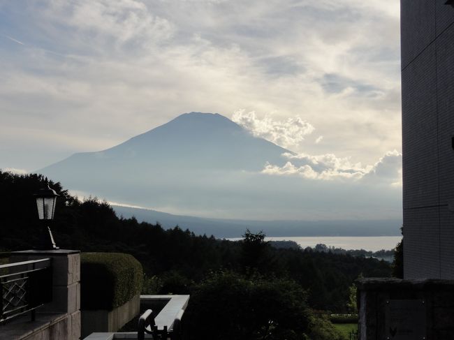 かなりの人数で山中湖へ行って来ました。<br />宿泊先はエクシブ山中湖<br />今回は一年前から計画し予約をしてくれてあったので、スイートタイプでした。<br />夕食は別室を借りて、皆でカラオケもしたり楽しく、本当に楽しく過ごせました。<br /><br /><br />夕方と早朝のほんの少しだけ、雄大な富士山を見る事が出来たのですが、<br />早朝は、富士総合火力演習の訓練の為<br />異様な音が鳴り響いていて風景台無しでした。<br />このご時世、緊迫状態の時だったので余計に怖く感じたのかも。