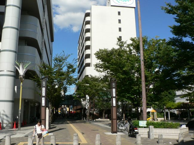 京阪枚方市駅近くの交差点に宗佐の辻（そうざのつじ）碑がある。枚方宿は、岡新町東端の東見付（ひがしみつけ＝現在の新町１丁目)から西見付(にしみつけ＝現在の堤町西端)まで約１．５キロに及び最盛期には本陣や旅籠（はたご）など家数３４１軒、人口１５９２人もの大きな宿場町だった。<br />枚方宿は遊郭も栄えたようで「送りましようか、送られましょうか、せめて宗左の辻までも」と詠われ遊郭から客が帰るときに遊女が宗佐の辻まで見送ったそうだ。宗左とは、江戸時代製油業を営んでいた角野宗左（かどのそうざ）のことで、宗左が住んでいた辻は、京街道と<br />磐船街道の分岐点になっていた。<br />現在の宗佐の辻には京街道と磐船街道の追分を示す文政９年（１８２６年）建立の追分道標があり、正面に「右大坂みち」、側面に「願主大阪」とあり和泉屋、近江屋、錦屋、小豆嶋屋と、刻まれている。枚方の繁華街の中にも宿場町の名残がある。<br />（写真は西見付＝現在の堤町西端周辺）<br />