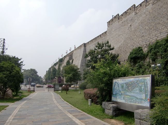十年ぶりの上海訪問。<br />２日目の前半は、高速鉄道を利用して南京へ日帰り旅行。<br />明代の城壁を観光しました。