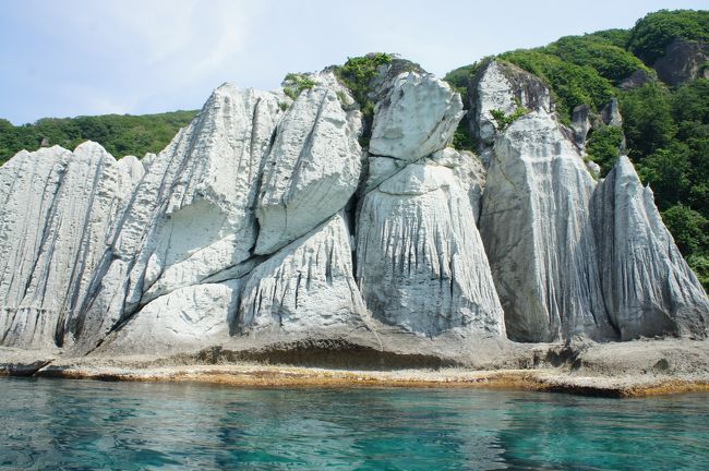 大湊で一泊の翌日は、下北駅からバスに乗って、下北半島をさらに北上。下風呂温泉、大間を経由して、最後は観光船で目的の仏が浦へ。海岸沿いに白い巨岩が、どうかすると彫刻作品のように配されて、これは想像以上のダイナミックな景観です。そして、白い岩肌と青く透き通った海の色との組み合わせは、まさに息を呑む美しさ。天候にも恵まれて、素晴らしい絶景を堪能しました。<br />そこからは、大型船ポーラスターで一気に近代的な匂いのする青森港へ。行きの道中を思えば、あっけないほどでしたが、それはそれ。やはり、下北半島を一周して初めて、全体感が分かるというものでしょう。