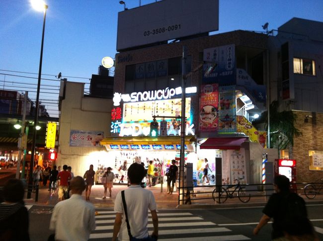 「新大久保相変わらず大にぎわい」という記事もあれば、「閑散としている」というニュースもあったり、本当のところはどうなのかと行ってみました。<br /><br />2012年8月31日18時30〜19時頃です。過去に行ったことがあるわけではないので、比較は出来ないんですけど、印象は・・<br />○街の人＝韓国人が多い。日本人は少なかった。<br />○賑わっているか？＝飲食店などは、２〜３割程度。基本、ガラガラだった。<br /><br /><br />