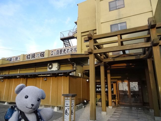 茨城の宿はどうしましょう？<br />霞ヶ浦が見えるところと思ったら、めぼしい宿がありません。（理由は行ってなんとなく分ったような・・・）<br />ビジネスホテルじゃ味気ないし、復興支援のつもりなら被害を受けたところに行かなくっちゃ、っと茨城県全域で宿探し。<br />福島に近い北茨城の磯原海水浴場が今年も海開きできないという情報見つけ、最終的に旅行サイトのクチコミ評価が高いのに1週間前でも部屋が空いてた二ツ島観光ホテルに行くことにしました。<br />