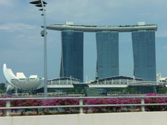 シンガポールぶらぶら歩き。話題のMarina Bay Sandsは凄いけど、何か浮いてないか？