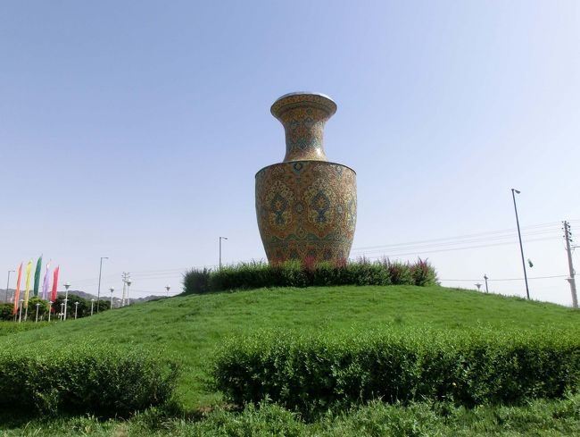 いよいよイランの旅も最終日となりました。<br />イスファハンからテヘランへ戻る途中、<br />ガイドのリアザティさんの提案で、<br />彼の故郷に近いナタンズへ、イランで一番大きい陶器のつぼを<br />見に行くことになりました。<br />ナタンズはアビアネ村の近くです。<br /><br />今回の旅のコース<br />6/16　名古屋からエミレーツバスで、関空へ<br />　　　関空出発<br />6/17　ドバイ乗換え、テヘランへ<br />　　　テヘラン市内見学<br />6/18　テヘラン市内見学<br />　　　夕刻空路シラーズへ<br />6/19　ペルセポリス遺跡見学とシラーズ観光<br />6/20　専用車でイスファハン移動、<br />　　　途中、パサルガド遺跡見学<br />　　　イスファハンへ<br />6/21　イスファハン観光<br />6/22　ナタンズ、アビアネ村観光<br />　　　カシャーンのフィンガーデン見学<br />　　　テヘランの空港へからドバイ経由、<br />　　　帰路の途へ<br />6/23　関空着　名古屋へ <br /><br />