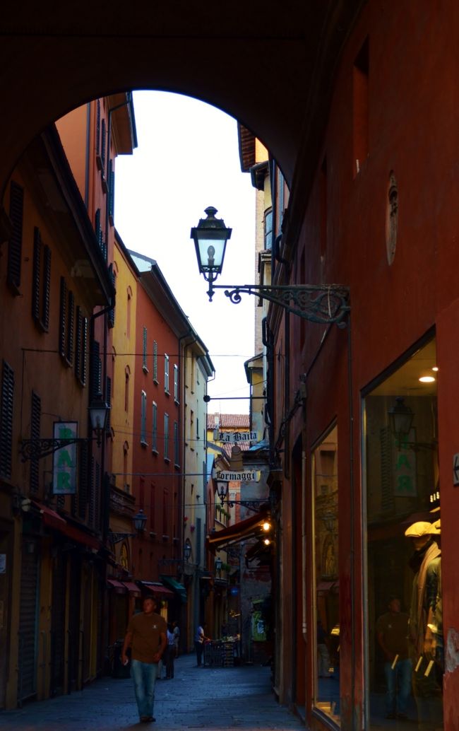  イタリアの多くの街に行ったわけではないが、自分のイメージするイタリアの街がまさにボローニャだった。夕日に染まった空は、レンガ造りの町並みを一層赤く染め、その美しいインパクトはとても強かった。今回は娘が疲れていたので少しだけ街を歩くしかできなかったので、ぜひまた次回訪れたい町。