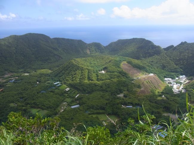 御蔵島へ行った後、伊豆諸島で行き難いもう一つの島、<br />青ヶ島へも行きたくてたまらなくなった。<br />って事で、ヘリの就航率も安定しているという8月で計画しました。<br />三宅島・口永良部島に続き、またまた活火山島です。<br />なんだか今年は活火山に縁があるぞ☆<br />(ってか、私の気分次第?)