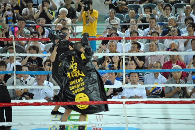 9月1日住吉スポーツセンターで行われた、名城信男選手の引退をかけたＷＢＡ世界スーパーフライ級タイトルマッチ。<br />名城選手は奈良県出身のボクサーでもあり、常に前に出て殴りあうスタイルが好きでずっと応援していました。<br /><br />チャンピオンはタイ出身の、タフでパンチ力のある23歳の若き王者。<br />なんとかこのチャンピオンを倒して、3度目の世界チャンピオンに返り咲いてくれることを願って声がかれるまで応援してきました。<br />
