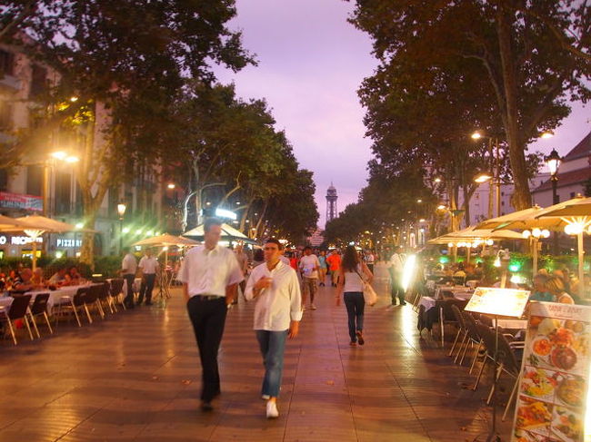 ランブラス通りを歩いたり、<br />サグラダ・ファミリアのライトアップを見に行ったり。。<br /><br /><br />昼間とはまた違う雰囲気のバルセロナを楽しみました♪<br />