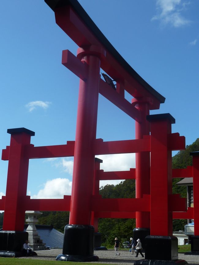 立石寺参詣を終えた翌日、芭蕉達は立石寺の宿坊を発ち大石田に向かう。<br /><br />しかし尾花沢からの7里の旅に続く1015段の石段の回廊は、芭蕉にも流石に応えたと見え、天童までは馬に乗る。<br /><br />我々は山形新幹線で終点の山形駅へ着き、先ずは白い可憐な花が満開のそば畑が目の前に広がる”そば処美登利”で、大石田名物手打ちそばと・とろろ汁の昼食。<br /><br />芭蕉が立ち寄った最上川沿線の大石田、新庄、そして日本海への河口の町酒田でも、裕福で風流人の商人達が芭蕉を歓待し、最上川下りの船旅を含め、芭蕉の旅の疲れを癒してくれるひと時であったろう。<br /><br />またこれらの景観は、当時の最上川の恩恵の大きさも偲ばせてくれる。<br /><br />それと打って変わって出羽三山での芭蕉達は、白装束を纏っての覚悟の上とはいえ、信じられないほど過酷な旅程を課す。<br /><br />その過酷さは、出羽三山参詣を終えた芭蕉が、疲労のため粥さえ喉を通らなかった程だったという。<br /><br />そのため宿泊した南谷で、もっぱら休息だけのため、1日逗留日を加える。<br /><br />我々の旅は、過酷さ極めつけの2446段の石段も、もっぱら下りだけであり、月山は弥陀ヶ原湿原中程の鳥居の立つ登山口から月山山頂を仰ぎ、湯殿山も本宮の前の駐車場まではバスで行き、そこから御神体までを往復したに過ぎない。<br /><br />またその間に最上川下りが挟まれており、晴天にも恵まれて、気持ち良く出羽三山一帯の旅を楽しんだ。<br /><br />これで3,11大震災の影響で、順延していた旅程はすべて終えたことになり、続く12回から14回までは昨年秋に既に旅しており、ブログも掲載済みです。<br /><br /><br />奥の細道を訪ねて第11回大石田より三大霊場のひとつ湯殿山まで　目次<br /><br />01山形駅から大石田までの景観と名物そばの昼食<br />02芭蕉の大石田の宿・船宿高野一栄宅跡の四吟歌仙碑<br />03繁栄を誇った大石田の最上川船着場跡の景観<br />04大石田の街散策その１乗船寺釈尊涅槃像<br />05大石田の街散策その２西光寺芭蕉句碑<br />06羽州街道の難所・猿羽山峠 in 舟形<br />07芭蕉が新庄への途上小休止した”柳の清水跡”<br />08芭蕉の新庄の宿・渋谷甚兵衛宅（亭）跡界隈の景観<br />09芭蕉の最上川下りの乗船地”本合海”<br />10奥の細道を訪ねて第11回の旅の初日の宿・羽黒山の”休暇村”<br />11最上川下りその１芭蕉が舟を乗り継いだ”古口”から”茶店”までの景観<br />12最上川下りその２”茶店”から終点”最上川リバーポート”迄の景観<br />13芭蕉の最上川下りの上陸地・清川関所（船番所）跡<br />14芭蕉が羽黒山参詣の際最初に訪れた手向村の図司佐吉（呂丸）宅跡と佐吉と芭蕉の句碑が立つ島崎稲荷神社<br />15羽黒山参詣その1羽黒山参道入り口随身門から祓川神橋・須賀の滝まで<br />16羽黒山参詣その2国宝羽黒山五重塔と一の坂、二の坂の景観<br />17羽黒山参詣その3芭蕉が宿泊した南谷と「三の坂」の景観<br />18羽黒山参詣その4三神合祭殿が建つ羽黒山山頂<br />19月山への弥陀ヶ原湿原の遊歩道と月山山頂遠望<br />20湯殿山神社の大鳥居と月山への登山道寸描<br />21奥の細道を訪ねて第11回の旅２日目の宿・リッチ＆ガーデン酒田<br />22芭蕉の酒田の宿・以東玄順（潜淵庵不玉）邸跡<br />23酒田の町散策その１日和山公園からの日本海のパノラマと日本を代表する歌人たちの碑めぐり<br />24酒田の町散策その２日枝神社の随身門と三十六人衆が構成した街並<br />み<br />25酒田の町散策その３日本一の地主だった本間屋<br />26酒田の町散策その３旧鐙屋<br />27酒田の町散策その４三居倉庫跡<br />28新装成った霞城（山形城）二の丸<br /><br /><br /><br />