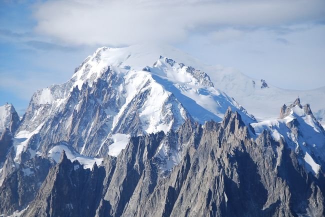 8月28日、午前8時半過ぎにツアーの予定には無かったが、モンブラン山群及びスイス、フランス、イタリアの国境にそびえるモンドラン(3823m)やアージェンティエール氷河等の絶景を見るためにグランモンテ展望台に上った。<br /><br />展望台は標高3275mもあり、モンブラン山群、ドリュー、ヴェルト針峰群、モンドラン、エギーユ・ルージュ(赤い針峰群)、アージェンティエール氷河等が手に取るようにはっきりと見られた。<br />エギーユ・デュ・ミディからの展望と遜色のない絶景が見られる場所のようだった。<br /><br />また、このグランモンテ展望台からの眺めによりツールドモンブランの各ハイキングコースの位置関係が分かりこれから歩くコースに興味がわいてきた。<br /><br /><br />＊写真はグランモンテ展望台から見られたモンブラン山群