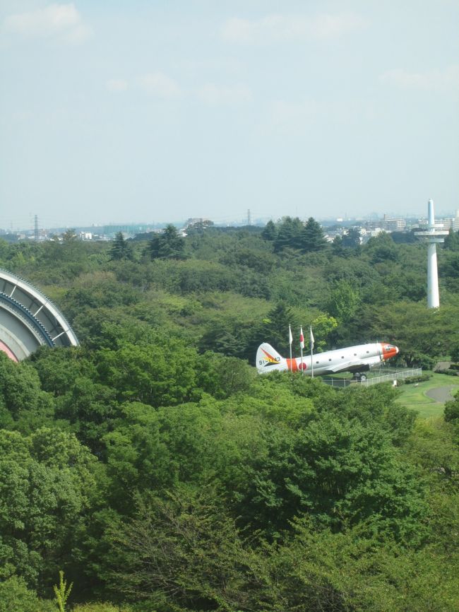 所沢市高齢者大学の講座が開かれる8階大会議室から見た航空公園<br />2012.9.12<br />View of Tokorozawa Aviation Memorial Park from the City Hall<br /><br />このサイトは所沢市の公式サイトではありません。<br />所沢市高齢者大学第36期生のためのもので4Travelの一般会員･読者向けでないことをご承知おきください。<br /><br />所沢市高齢者大学第36期アルバム(前期)http://4travel.jp/traveler/810766/album/10672244/の写真が8月末で100枚を越えたため、第36期アルバム（後期 1）を作成しました。<br />日ごろの講座風景やクラブ活動、自主学習、親睦ミーティングなどの記録写真をここに集積し、１年間の大学生活の記録とする計画です。<br /><br />卒業時に印刷･製本したアルバムを作成する際にはこのデータを活用できるように、画像だけではなくある程度の説明文も記載することにします。<br />4Travelのサイトを活用することにより費用を最小限に抑え、大学生活の記録をリアルタイムに記録・蓄積して、大学の目的の一つである社会環境の変化に対応する能力→ネット社会ツールの習熟・活用および親睦・交流の助けにしたいと考えています。<br /><br />卒業アルバムについて<br />従来の印刷・製本したアルバムは制作部数が少ないと費用が嵩みます。また一般的には写真の説明は項目（タイトル）のみで詳しい内容は記載されません。<br />ネット・アルバムまたはアルバムDVDの場合は製本に比べてはるかに多くの写真と説明文の記載が可能で費用も少なくて済みます。<br />またネット・アルバムの場合は家族・友人･知人･親戚などにURL（アルバムのサイト住所）http://4travel.jp/traveler/810766/album/10704503/を伝えるだけで見せることが可能になります。<br />最終的にどの形態を選ぶかは年末までに決めればよいと思います。<br /><br />被写体の人物の名前は講師とその関係者以外は非表示とします。<br />サイト管理者　4班33番　山田<br />───────────────────────────<br />学外の記録<br />9月21日　有楽町の割烹美好で昼食会<br />9月27日　4班懇親会<br />9月28日　ハイキング倶楽部　第1回行事　高尾山<br />10月7日（個人自主学習）伝統芸能・文化：所沢祭り見学<br />───────────────────────────<br />コーヒー･ブレイク<br />10月7日開催の「ところざわまつり2012」の山車などの写真をどうぞ<br />http://4travel.jp/traveler/810766/album/10714863/<br /><br />☆お気に入りブログ投票（クリック）お願い★<br />http://blog.with2.net/link.php?1581210<br />　