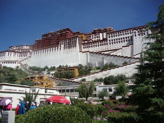 ラサの象徴であるポタラ宮はダライ・ラマの宮殿で１９４４年にユネスコの世界遺産に登録された。２００６年夏にチベット鉄道が正式に開業してからラサを訪れる観光客が倍増して、入場者数に制限が設けられた。<br />ポタラ宮の部屋の数は１０００を越えるが全て自由に見学出来るわけではなく、決められたコースをそれも時間制限での見学でした。<br />白宮はダライ・ラマ５世が建立。ダライ・ラマの住居であり政治を行う場所であった。<br />紅宮には歴代ダライ・ラマの霊塔など宗教に関わる部屋が多い。１９５９年３月にダライ・ラマ１４世がインドに亡命するまで約３００年にわたりポタラ宮はチベットの中心地となっていた。見学コースは混雑していて迷路みたいで結構大変でした。<br /><br /><br /><br />