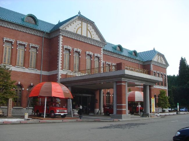 　石川県小松市にある自動車をテーマとした日本自動車博物館へ行って来ました。<br /><br />　1978年（昭和53年）に富山県小矢部市にセメント販売業・石黒産業社長（当時）の前田彰三（初代館長）が個人収集した自動車をもとに開設。その後、道路建設に伴い、1995年（平成7年）に現在地に移転したそうです。　個人でこんなり集めるとはマニア域超えてます。<br /><br />　本館は赤レンガ造り風の3階建で大変外観は綺麗です。館内には「世界のトイレ」として各国の便器が設置されている。トイレの便器が同じものが無いって変なトイレがあります。<br /><br />　館内には、約500台の自動車が常設展示されているそうです。著名な高級車やスポーツカーに留まらず、日本ではこの博物館でしか見られない極めて希少な外国車（共産圏の自動車も含む）や、通常、積極的保存の対象とされにくい日本製の古い商用車なども展示されているのが特徴である。<br /><br />　収蔵台数が極端に多いため、フロア面積確保に努めてはいるものの、館内に展示車がぎっしりと詰め込まれた状態で、詰め込みすぎはいなません。<br /><br />　でも貴重な懐かしい車が沢山見れます。