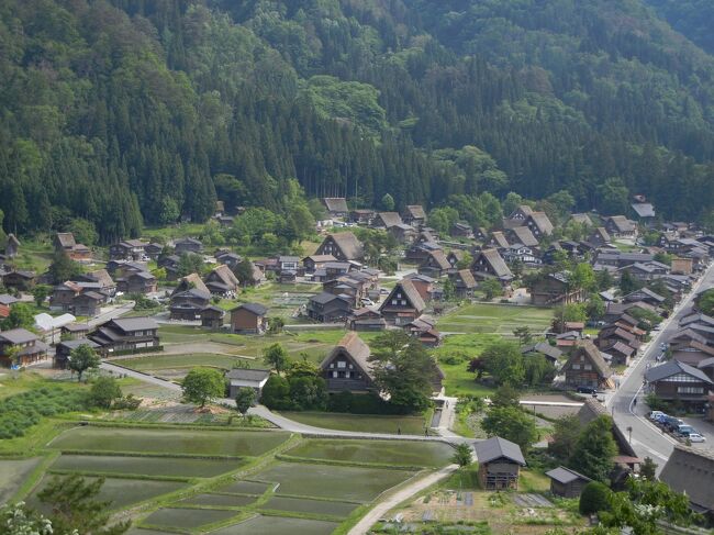 　写真は、白川郷荻町集落<br />　このアングルは、雪に埋もれた冬景色を含め、ポスターなどで最も多く使われています。いかにもの景色なので、素人には難しい場所から撮っていると思われるでしょう。しかし、行ってみると、誰でも簡単に行ける場所からの撮影でした。<br />　<br />　今回の旅行先を選んだ理由は追々書いていきますが、行程は、以下に示した3泊4日です。<br />1日目　６月６日(水)<br />　東京(17時発)→（278km　4h）→松本(20時着)　<br />　　 　泊：ホテル1-2-3よろづや　　<br />2日目　６月７日(木)<br />　松本(8時発)→安房峠→平湯→道の宇宙ドーム(神岡 ｶﾐｵｶﾝﾃﾞﾗ）<br />　　→飛騨牛焼き肉ランチ（飛騨古川駅前　スペランツァホテル)<br />　　→瀬戸川と白壁土蔵の散策(古川)<br />　　→白川郷(60棟)→五箇山（相倉集落：20棟）<br />　　　　泊：相倉集落　なかや<br />3日目　６月８日(金)<br />　　相倉(9時発)→菅沼集落（7棟）<br />　　　→五箇山豆腐調達→富山市役所展望台→ライトレール<br />　　　→昼飯：寿司栄 総曲輪本店→宇奈月(15時着)<br />　　　　泊：フィール宇奈月<br />4日目　６月９日(土)<br />　トロッコ電車(往復共にリラックス車）　　<br />　　宇奈月 9:00→欅平10:18 　進行右側確保のこと<br />　　欅平 　12:28→宇奈月13:46 左側確保のこと<br />　　　　（雨のため、予定より2本早い列車で帰る）<br />　　　　　　　昼食：トロッコ電車宇奈月駅で富山ブラック　　<br />　　　宇奈月(15時発)→黒部市→北陸道→上信越道→<br />　　　　　　　　　　　　　　　　関越道→434km→自宅（22時着）