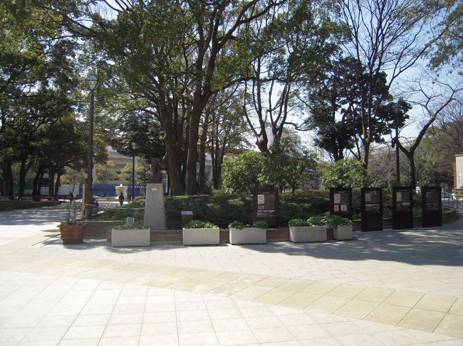 プロ野球ＤｅＮＡ本拠地のある横浜球場隣接の横浜公園を散歩しました。<br /><br />地下鉄日本大通からＪＲ関内駅に至る途中に横浜公園があり、その中に横浜スタジアムが位置し、更に足を運ぶと中華街がすぐ近くにあり、観光と食事に事欠きません。<br /><br />自分が散歩した日は天気に恵まれ、やや気温が高く汗ばむような天候でしたが、広々とした公園内を充分満喫しました。<br /><br />