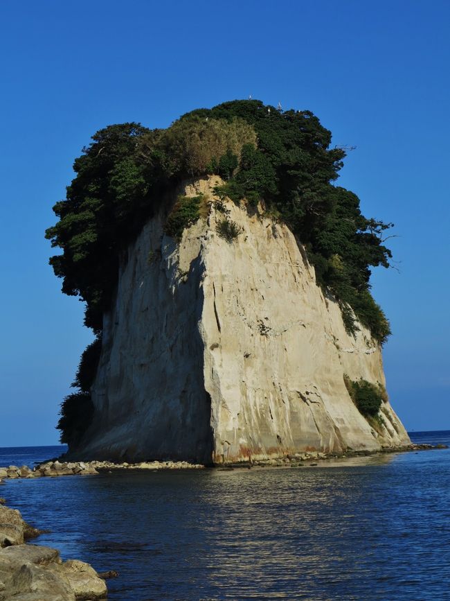 見附島（みつけじま）は、石川県珠洲市にある無人島で、その姿から軍艦島とも呼ばれる。<br /><br />空海が佐渡島からやってきて最初に見つけたことから「見附島」と命名されたとする地名伝承がある。<br />島は長さ約150m、幅約50m、標高約30mの小島で、全体が珠洲市の特産物である七輪の原材料として知られる珪藻土で出来ており、珠洲をあらわす象徴であると共に能登半島国定公園の景勝地として知られ、また正面からは人の顔のようにも見えることから多くの観光客を集める。<br />1991年の平成3年台風第19号、1993年の能登沖地震、2007年の能登半島地震、新潟県中越沖地震などの自然災害による崩落と、経年による風化のために少しずつ形が変わっている。<br />（フリー百科事典『ウィキペディア（Wikipedia）』より引用）<br /><br />見附島については・・<br />http://www.hot-ishikawa.jp/search-detail.php?no=563<br />http://kankounavi.city.suzu.lg.jp/www/view/detail.jsp?id=5<br /><br />能登の観光については・・<br />http://www.notohantou.net/<br /><br />奥能登 感動の旅３日間　　日本最大の半島をぐるり周遊！！<br />2日目 　(６月26日)<br />ホテル（8：00出発）＝＝[3]○輪島塗工房見学・輪島朝市（日本三大朝市のひとつ）【約90分】＝＝[4]○白米の千枚田（国指定文化財名勝指定）【約15分】＝＝[5]◎上時国家（完成まで28年。平時忠の子・時国を祖とし、現在の建物は約160年前に建造／案内人がご案内）【約30分】＝＝珠洲製塩【約20分】＝＝[6]○禄剛崎（能登半島最北端の地）【約40分】＝＝[7]○珠洲岬（富士山、長野県分杭峠とならぶ有数のパワースポットのひとつ/空中展望台入場料込）【約30分】＝＝[8]○見附島（軍艦島）【約15分】＝＝能登・羽咋（泊） 17：30着<br />バス走行距離：約210km　　夕：○選べる夕食「フランス料理」又は「和食膳」<br />【宿泊先：能登ロイヤルホテル【指定】 0767-32-3111】 <br />
