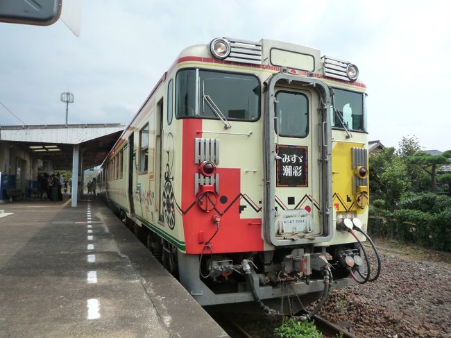 2009年9月。下りのサンライズに乗りに出雲へ。<br />鳥取島根は1年前に行ったので、山陰本線を西へ進み、その後は山陽本線を東へ行き、山口広島岡山をめぐる旅。<br /><br />仙崎駅からは観光列車のみすゞ潮彩に乗り山陰本線を西へ向かう。<br />2時間ほど乗って下関の手前の幡生で下車し、山陽本線に乗り換えて広島方面へ。<br />普通列車を乗り継いで大野浦駅まで行き、宮浜温泉で宿泊