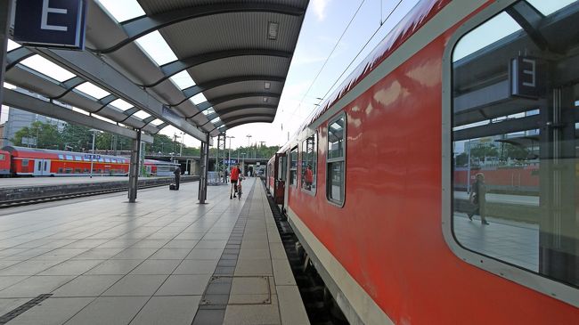 0720　ドームの見学も終わり，Mainz Hbf.中央駅へと戻る．来るときに切符を間違えて買ったので，Infoによった．払い戻してくれるといわれたが，今度は切符売り場が超混雑．あきらめた．0743発　Wiesbaden行き　RE 始発にのり空港へ．0806空港着．ルーマニアはシェンゲン条約国ではないために，もう一度出国．わずかの時間のドイツ滞在だった．ラウンジでゆっくり休んで1020発LH1418　Bucharest Otopeni　1335着に搭乗！Linz，Wien,Bratislava,Budapest付近を通り，Bucarestへ．少しもやがかかって遠くはわからなかったが，中央ヨーロッパの景色を堪能した．