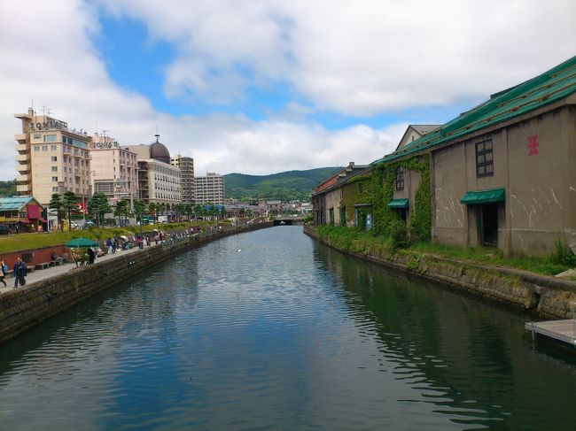 6月23日の日中の仕事のために札幌入りです。<br /><br />羽田⇔千歳　ANA<br />現地では電車やバスを利用・・・相変わらずののんびり旅です。<br /><br />6月22日に千歳IN。<br />天気が良くないものの雨にはあたらず、ホテルのそばにあった「北海道開拓村」に足を運びました。<br />この日は、SPGグループの「シェラトンホテル札幌」に宿泊。<br />http://www.sheraton-sapporo.com/<br /><br />6月23日は仕事は15時過ぎに終了。<br />JR北海道にて小樽に移動。20年近くぶりの小樽です。<br />大好きな「北一硝子工芸」を見たり、以前はゆっくり歩けなかった「小樽運河」を回りました。<br />宿泊は一人でも安心で温泉に入れる「小樽運河」前の「運河の宿　小樽ふる川」を選択しました。<br />http://www.otaru-furukawa.com/<br /><br />久しぶりの小樽での一人旅、街の雰囲気はどんな感じなのかな？・・・<br />などと不安を抱えながらでしたが、本当にステキな街でした。<br />今回は仕事の帰りと言うこともあり時間的に少々足りなかった部分もあったりして・・・<br />次回は、もう少し時間に余裕を持って来たい！<br /><br />国内外の観光客であふれていましたが、その割りに騒々しさを感じない街でした。<br />