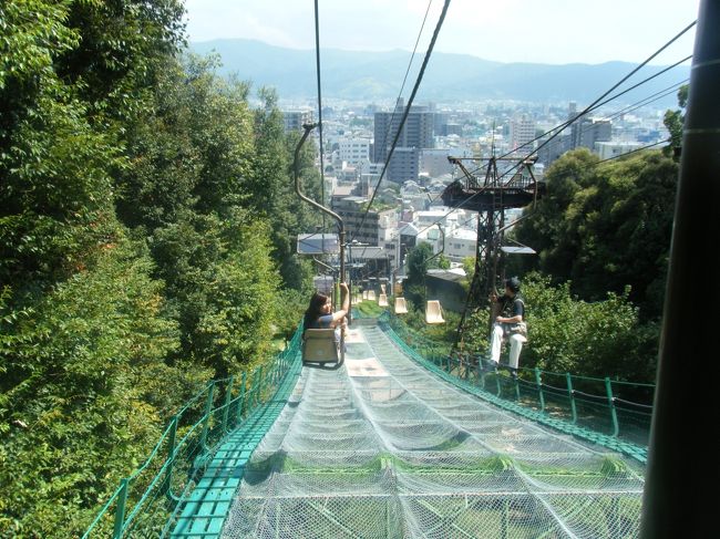 2日目は道後温泉を後にして松山観光をしました。<br /><br />私は2年前に友人と四国周遊旅をしたので松山は2回目でしたが、3人は初めての「松山」を満喫しました。<br /><br />我が家は4人とも「のんき者」なので分刻みの旅行は苦手(p_-)<br /><br />松山観光といっても結局「松山城」がメインで美味しいものを食べて<br />高島屋の屋上へ行ったりのゆったり観光。<br /><br />初めて訪れる「地」を歩くのは新鮮で、その土地の自慢の「味」に出会って楽しい1日でした(^o^)<br /><br />