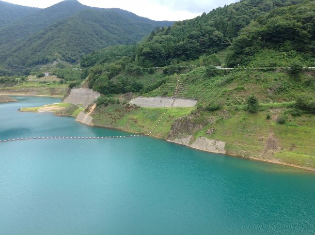 四万温泉の近くは行ったことがあったんですが、今回は宿をとって一泊してきました。<br />関越道も混雑なく伊香保インターまでスイスイ♪<br />高速降りてから、ちょっと遅め目の昼食を。<br /><br />道の駅で。駐車場もすんなり。混雑ってほどではなかったですが、ランチ時間過ぎてても多かったです。<br />野菜天丼をいただきました。地元も主婦の方が作ってるかんじがして地元感たっぷり☆<br />野菜も美味しくいただけました。<br /><br />旅館は、鹿覗キセキノ湯つるや！口コミでは賛否ありましたが･･･<br />15時ﾁｪｯｸｲﾝでしたが、14時すぎに着いてしまいｗでもお部屋に案内していただけました！<br />ロビーではお茶のみでしたがお部屋には温泉まんじゅうが。<br /><br />ここを選んだ理由は源泉掛け流しの半露天風呂！ヒノキの香りがほのかにする露天風呂は最高でした。<br />ちょっとはやかったためお湯まだ少なかったですが（笑）毎回抜いて入れなおしてるんだなぁと。勝手な想像ですが。<br />湯加減もよく何回も入っちゃいましたｗ<br /><br />夕食は18時〜。量もちょうどよく美味しかったです。夜食におにぎりも用意してくれます。<br />灰皿もよく交換していただけ良かったです。<br />夕食後、大浴場へ。誰もいませーん！貸し切りｗ各部屋にあるからわざわざ行かないかｗ<br /><br />2日目の朝は8時。夕食朝食ともに部屋食でした。<br />ﾁｪｯｸｱｳﾄ後、旅館からすぐのところにある日向見薬師堂へ。<br />足湯があり浸かってみたら〜熱い!!源泉が46℃?!<br />浸かったところだけ赤くなってました。<br /><br />その後、奥四万湖へ。ちょっと天気があやしい･･･orz<br />一周歩こうかと悩んでたらﾎﾟﾂﾎﾟﾂ･･･雨が。慌てて車にｗ<br />降ってきてしまい（涙）途中、塩之湯飲泉所で飲泉。足湯はぬる〜い〜<br /><br />あれっ行くとこもうない？？って走ってる途中に甌穴発見。<br />傘さして階段を下ってみました。<br />水がとっても綺麗でした〜。ちなみに甌穴の場所は･･･<br /><br />ﾗﾝﾁはまた道の駅で野菜天せいろｗ<br />これも美味しかったです。<br />帰りの高速もｽｲｽｲ♪のﾊｽﾞが途中豪雨でﾋﾞｯｸﾘ。前が全然見えない…orz<br />大きな混みもなく楽しい四万温泉旅行でした。