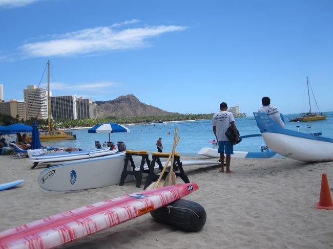 ひょんな事からハワイへ…３泊５日弾丸旅行！…今年３回目の海外旅行！総勢６名で面白旅でした。１日目は新幹線…京成バス８００円東京シャトルで成田空港へ…CI１８でホノルルへワクワクハワイ…てるみくらぶ…アラモアナホテルオーシャンビュー…燃油込み、トロリー付き９９８００円我が家にとっては一番高いハワイです。激安ばかりなので…ワイキキビーチ、ブルーウォーターシュリンプ、ヒルトンのスターライトルアウと盛りだくさんです。