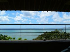 百名伽藍でのランチ　夏の陽光輝く沖縄の海を眺めながら