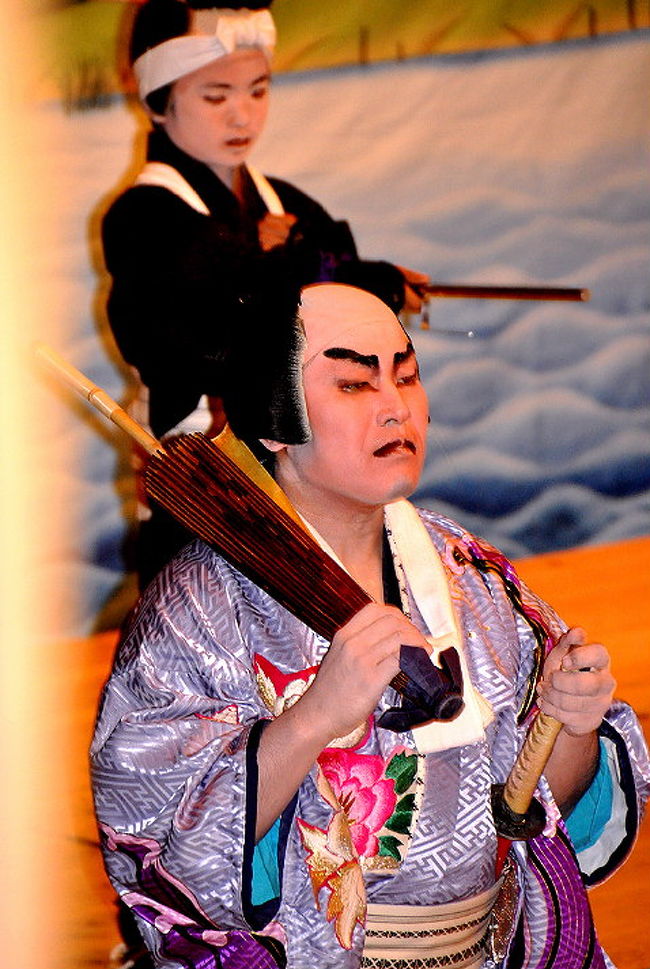 ９月２日。中津川市加子母、かしも明治座。<br />県重要有形民俗文化財に指定されている地歌舞伎小屋・明治座で<br />公演に向けて、７月から始まっている稽古もいよいよ・・・。<br />毎年恒例の加子母歌舞伎保存会による加子母歌舞伎大公演 <br />今回40回記念。<br /><br />100年以上前に建てられ、加子母の人々に <br />よって大切されてきた芝居小屋で、<br />今年は中学生による「寿式三番叟」や「だんまり」の他にも、<br />特別出演者と小学生による「白浪五人男」、<br />加子母歌舞伎保存会による<br />「鬼一法眼三略巻」、「鎌倉三代記」など<br />記念大会にふさわしい外題ばかり五演目 が披露されました。<br /><br />◆日時◆　平成２４年９月２日（日）　午前１１時開演<br />◆場所◆　かしも明治座（岐阜県指定重要有形民俗文化材）<br />◆出演主催◆　加子母歌舞伎保存会他<br />◆舞台◆　 加子母歌舞伎保存会大道具他<br />◆振付指導◆　松本団女<br />◆参加費◆　無料<br />◆問い合わせ先◆　加子母総合事務所企画振興課（0573-79-2111）<br />◆かしも明治座ホームページ http://meijiza.jp/<br /><br />第４０回加子母歌舞伎公演（上）<br />　　２、鬼一法眼三略巻 一条大蔵卿<br />　　３、白浪五人男 稲瀬川勢揃いの場<br />　　４、だんまり・お染久松浮名読売<br />第４０回加子母歌舞伎公演（下）<br />　　５、鎌倉三代記 絹川村閑居の場