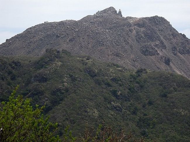 雲仙岳には思い出がある。 <br />高校時代には山岳部の合宿で登山をしてきた山である。 <br />すっかり縁が切れていた雲仙だけだが、実は91年の大噴火前に正月仁田峠から霧氷を見に国見だけに家族で登ったのだった。 <br />その時点では、妙見岳のロープーウェーは営業しており、普賢岳への縦走路は通行禁止になっていた。 <br />その半年後、大噴火を起こしたのである。 <br /><br />今回は実際の普賢岳新山の姿を画像に納めたくて雲仙に一人で向かったのである。 <br />雲仙岳には平成新山（1486メートル）、普賢岳（1359メートル）、国見岳（くにみだけ）（1347メートル）、妙見岳（みょうけんだけ）（1333メートル）