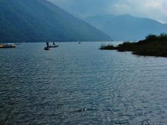 本栖湖は水深138ｍ　京成ウォーキングツアーで到着　　☆湖畔はレジャー客も多く