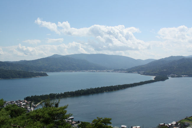 天橋立をサイクリングしてみようということになり、久しぶりに天橋立に出かけました。京都縦貫道はまだ丹波ICと京丹波わちICの間が開通していませんので、その間は国道27号線を通ることになりますが、それでも昔のことを思えば随分便利になったものです。智恩寺の駐車場に車をとめて観光船乗り場で自転車を借りました。往きは自転車、帰りは船です。天橋立の松林の道は結構道幅が広く車も通っていました。文殊地区では智恩寺に参拝し、府中地区では真名井神社、元伊勢籠神社、傘松公園、成相寺と巡りました。