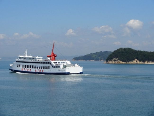 日本で最も美しい海。それは瀬戸内海ではないかと、私は確信しています。そんな憧れの瀬戸内海をフェリーで横断。途中、小豆島に立ち寄り、テレビの人気者と対面。恋人の聖地を濡れながら歩き、荒れ果てた公園で自問自答する。何だかわからないけど、楽しい一日でした。<br /><br /><br />*** 情報は2012年8月のもの<br /><br />==ディスカバー西日本 シリーズ==<br />その2 西日本 ジグザグ海の道<br />① 小豆島編 (瀬戸内海、フェリー、島の接骨院) <==<br />http://4travel.jp/traveler/sekai_koryaku/album/10707470/<br />② 鳥取砂丘編 (砂の美術館)<br />http://4travel.jp/traveler/sekai_koryaku/album/10707905/<br />③ 鳴門の渦潮編 (大鳴門橋、渦の道)<br />http://4travel.jp/traveler/sekai_koryaku/album/10721687/<br />④ 東尋坊編 (永平寺)<br /><br />その1 山陽本線 名所名物つまみ食い 全5作<br />http://4travel.jp/traveler/sekai_koryaku/album/10697556/<br />その3 近畿編 (執筆予定)