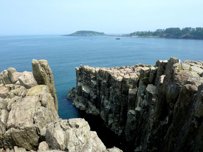 慌しく綴ってきた山陰・北陸 日本海浪漫紀行も、ここ東尋坊がフィナーレを飾ります。<br />スリリングかつワイルドな断崖絶壁や奇岩で有名な東尋坊は、サスペンスドラマでもお馴染の景勝地です。初めての方はもちろん、何度訪れてもダイナミックでドラマチックな日本海の絶景が微笑んでくれます。潮風に吹かれながら、刻一刻と表情を変える空と海と岩のハーモニーが織りなす神々しい大自然のアートに抱かれると、時空の狭間に身を置いたような不思議な感覚に浸れます。特に水平線を朱色に染め上げる落陽の美しさは、筆舌に尽くし難いくらい圧巻だそうです。<br />次回訪れる機会があれば、「日本の夕陽百選」にも数えられるドラマチックな眺望を満喫してみたいと心ときめかせています。<br />