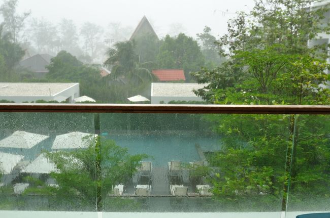 ホテル代が安いのに惹かれて、初めて雨期のプーケット・パトンに行くことに。ホテルはThe Nap Patong。タイ人はネップと発音します。ホテルでゆったりし、マッサージをしてプロンテープ岬、ピピ島に行く予定だったが。