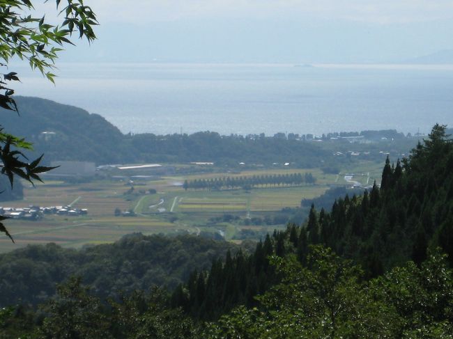 北海道で楽しんだ雄大な風景を忘れられずにいる私。<br />そんなことを話していたら「登山部結成したよ」なんて、お世話になっている姉さんからメールが。<br />「登山部!?何のこっちゃ!?<br />　登山なんて言ったら挑戦し辛くない？<br />　怒られる!?引かれる!?のを覚悟で、山ガール部にしようやぁ」<br />と返信したのものの、私の提案には全く触れられず、あっという間に計画立案＆実施に至りました。<br /><br />初回は、マキノ高原にあるセラピーロードをガイドさんと共に歩く「森林セラピートレッキング」<br />トレッキングと聞いて、ほんまに大丈夫〜と心配しましたが、お話を聞きながらの約３時間は楽しかった♪<br />そんな年齢じゃないよ!!という自覚を持ちつつ、山ガール!?部と称して運動不足＆メタボ解消に努めるべく会を重ねる約束をしたのでした。<br /><br />森林セラピー基地びわこ水源の森たかしま<br />http://www.city.takashima.shiga.jp/therapy/