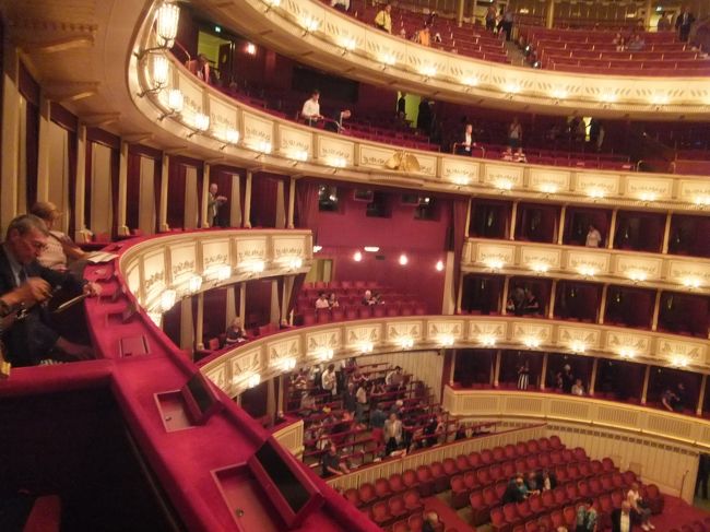 ついに、オペラ座でオペラを見ました。<br />昨年、プラハのオペラ座のチケットを取っていたにもかかわらず、飛行機が飛ばなくて無駄にしました。<br />が、今年、ウィーンのオペラ座の憧れのボックス席でオペラ見ました！<br /><br />昼間は、シシィ博物館とシェーンブルン宮殿へ。<br />こちらは、クィーン・エリザベートということで、クィーンのファンだった私は<br /><br />「オペラ座の夜　クィーン」に引っ掛けた旅行記タイトルをつけました。<br /><br />表紙写真は、私の席から写した開演前のウィーン・オペラ座